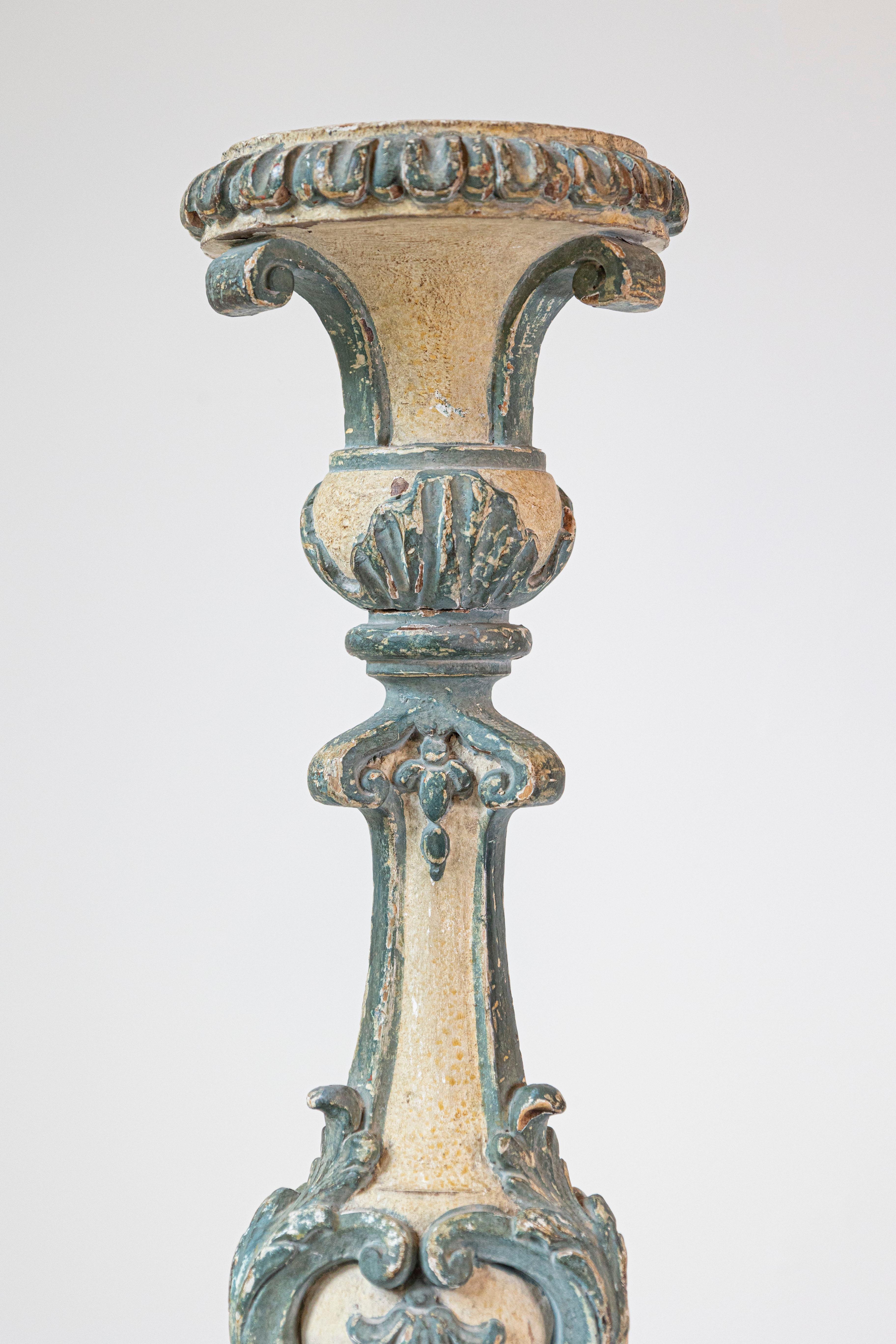 Candeliere singolo rococò italiano del XVIII secolo, dipinto con accenti blu In condizioni buone in vendita a Atlanta, GA