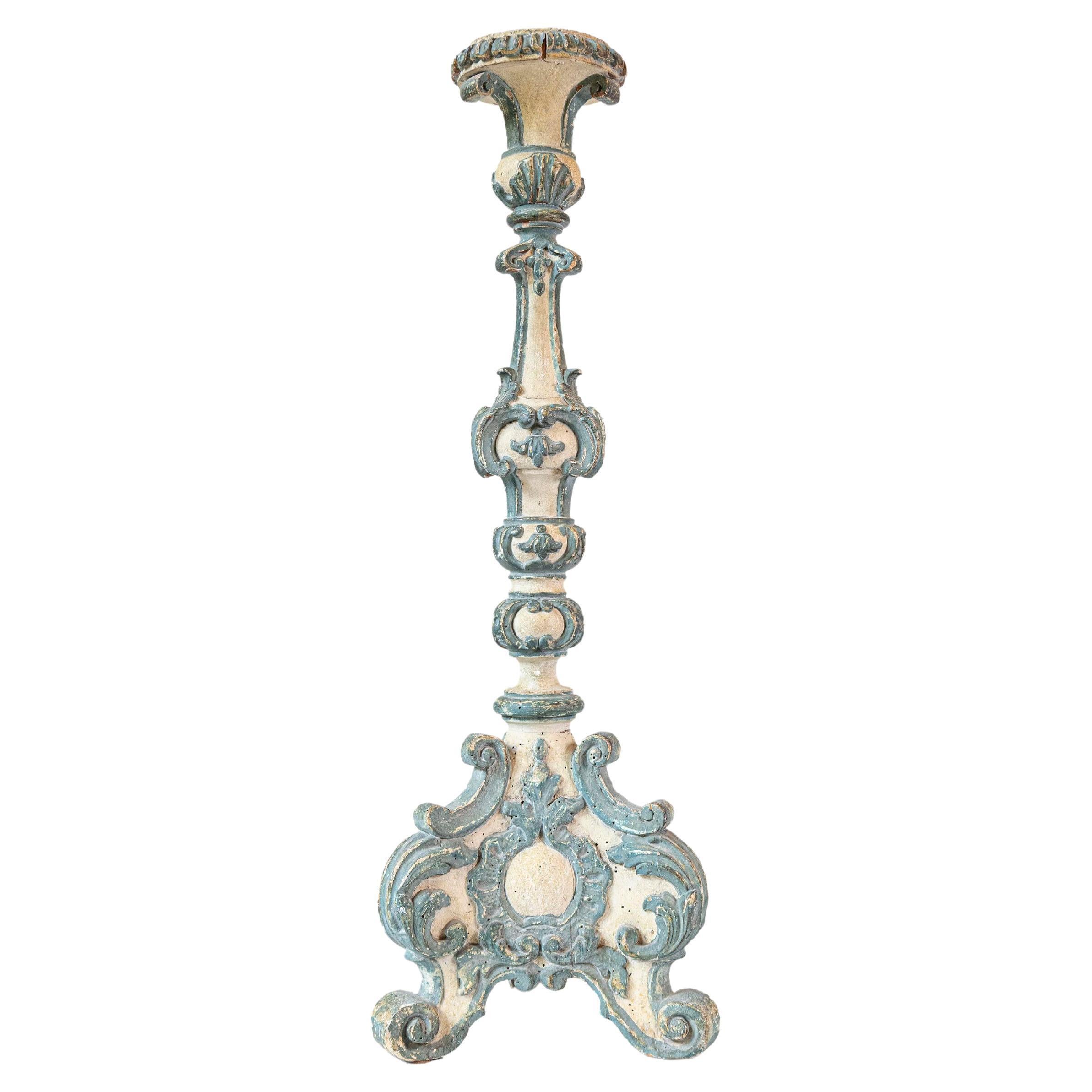 Candelero italiano rococó del siglo XVIII, pintado con detalles azules