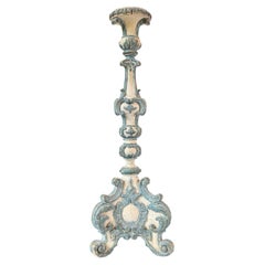 Candelero italiano rococó del siglo XVIII, pintado con detalles azules