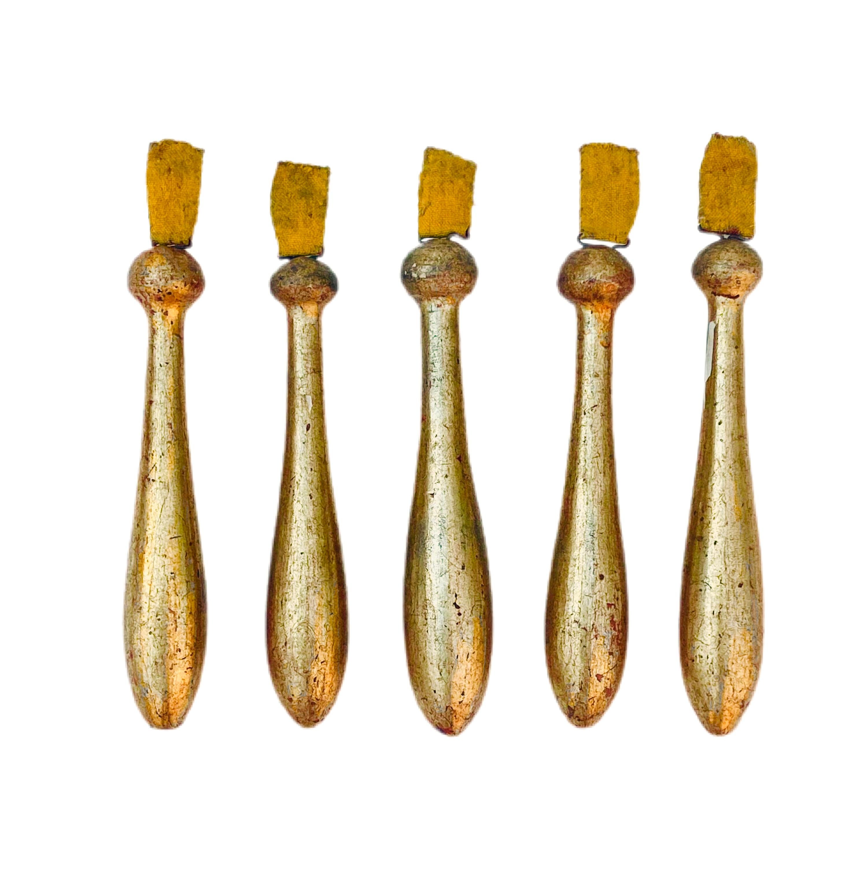 Italienisches Rokoko-Goldschmuck des 18. Jahrhunderts mit Quastenverzierungen und Goldbesatz 'Group of 5' (Handgeschnitzt) im Angebot