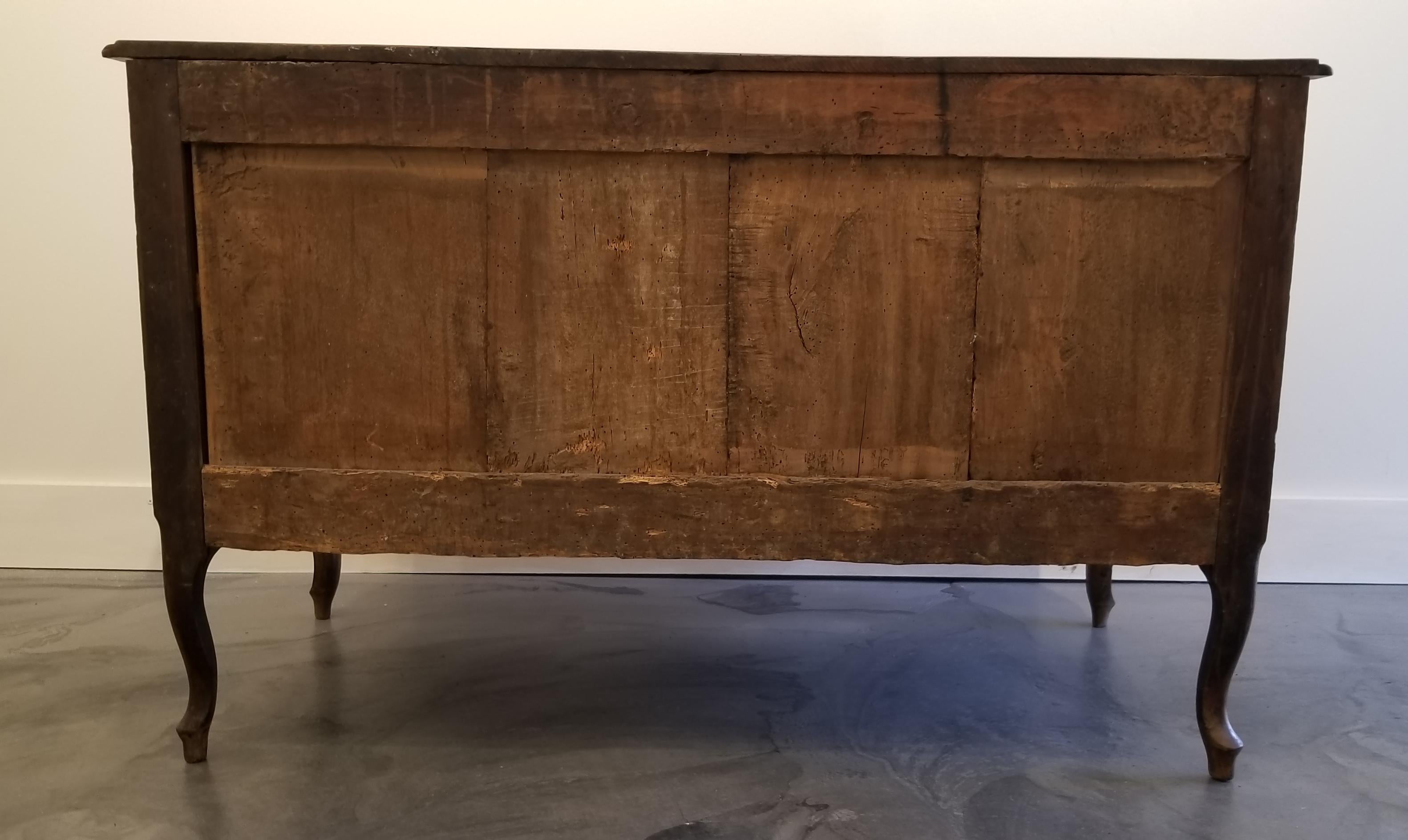 18th Century Italian Rococo Walnut and Olivewood Commode For Sale 11