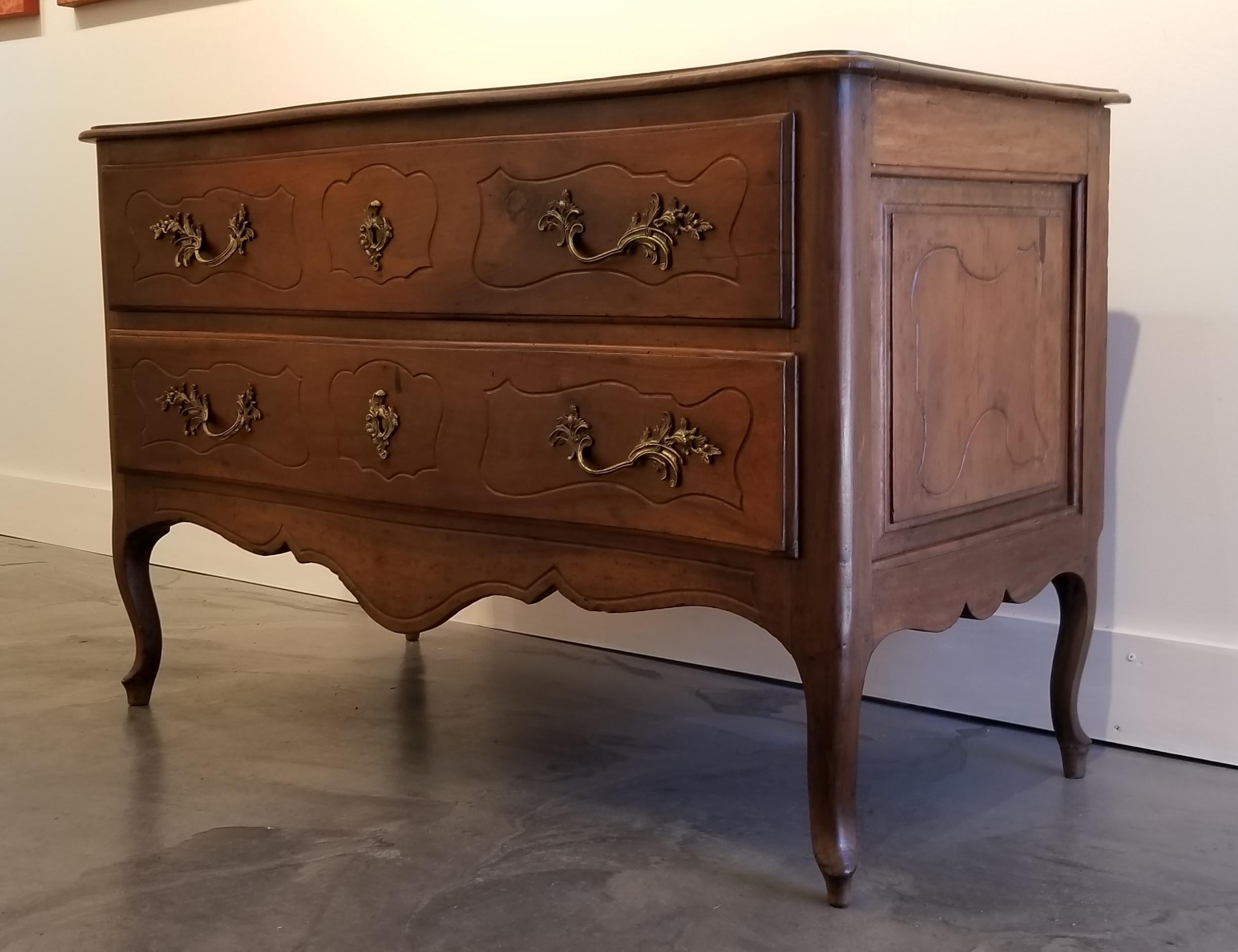 18th Century Italian Rococo Walnut and Olivewood Commode For Sale 13