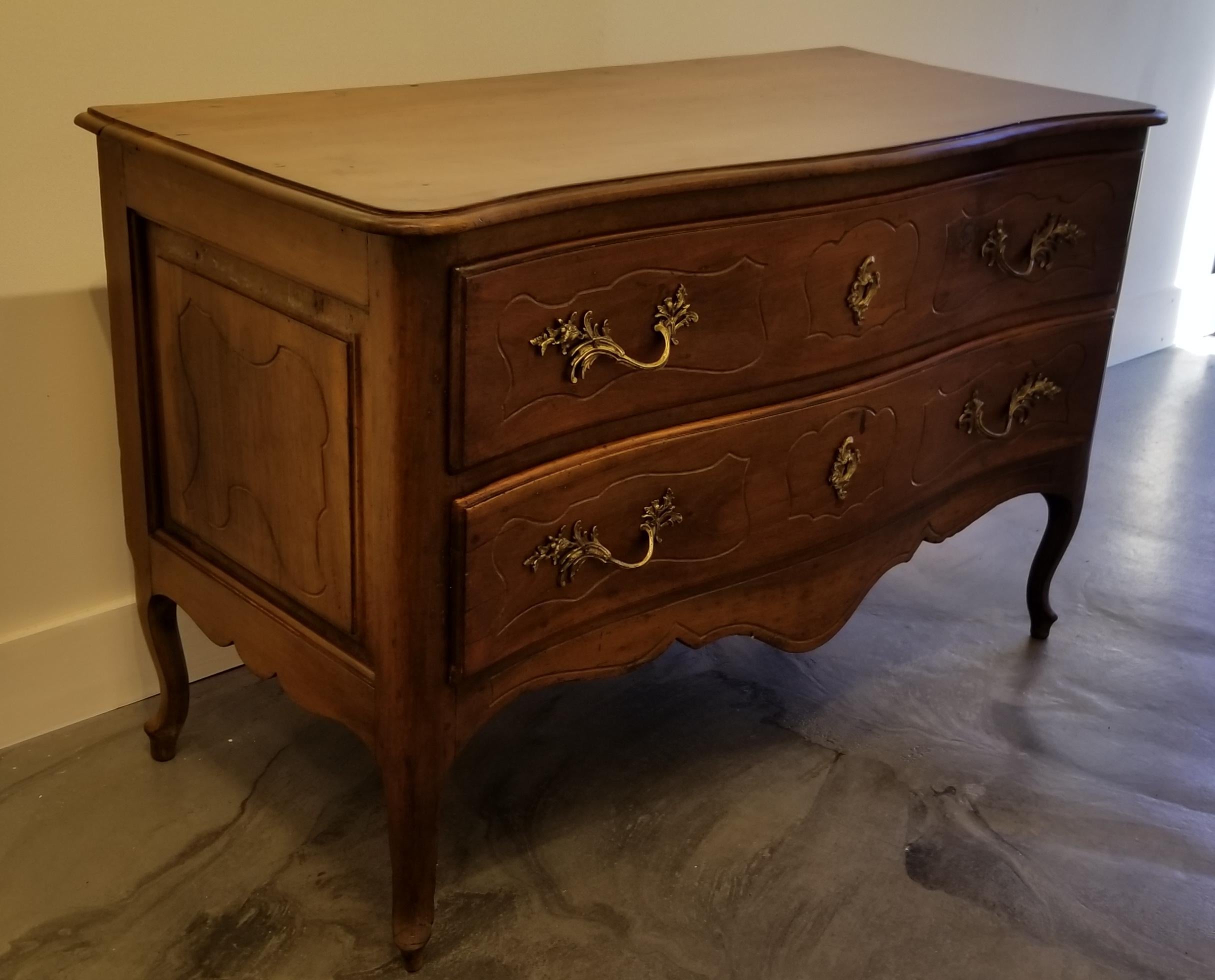 18th Century Italian Rococo Walnut and Olivewood Commode In Good Condition For Sale In Fulton, CA