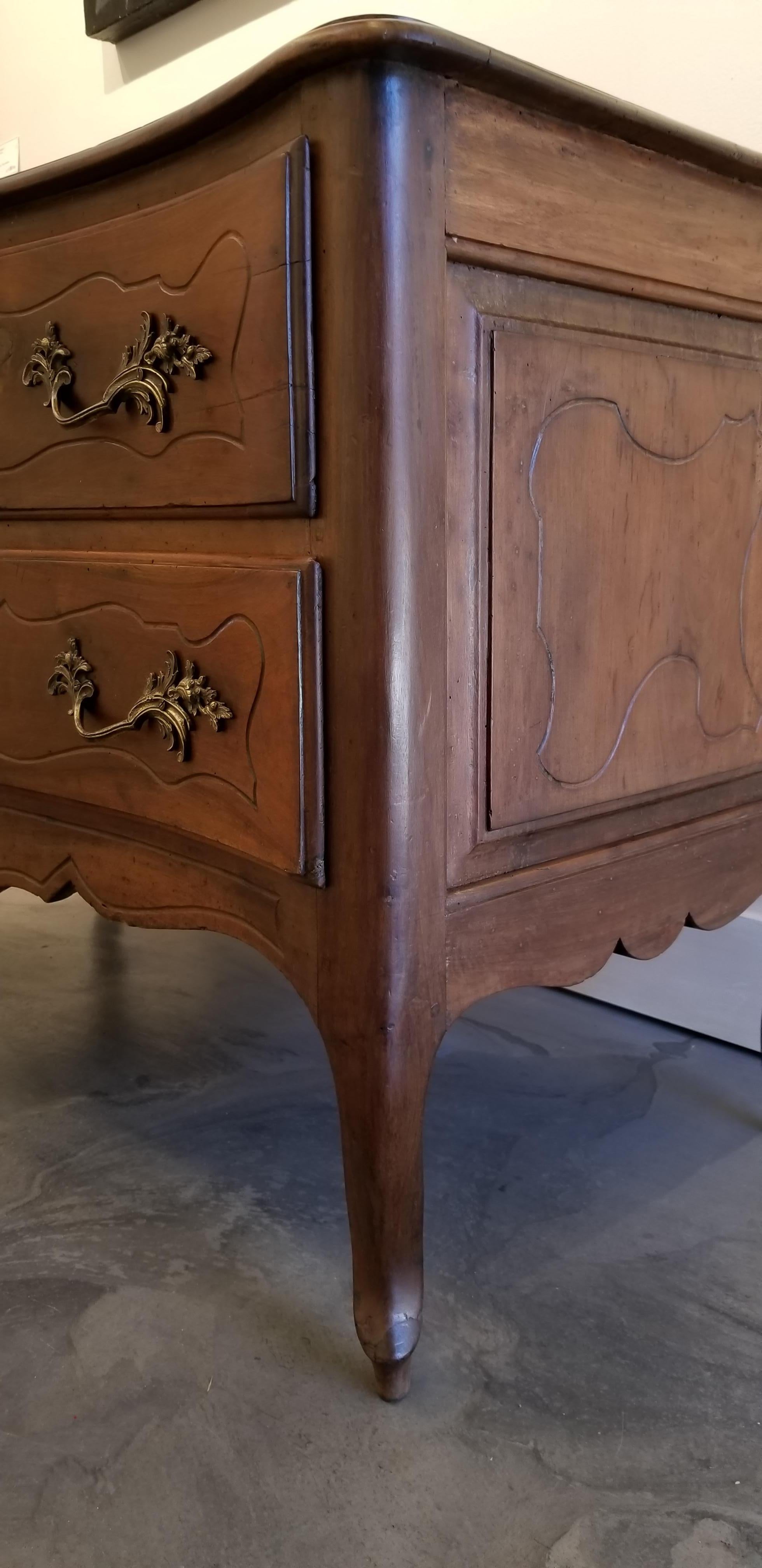 18th Century Italian Rococo Walnut and Olivewood Commode For Sale 1