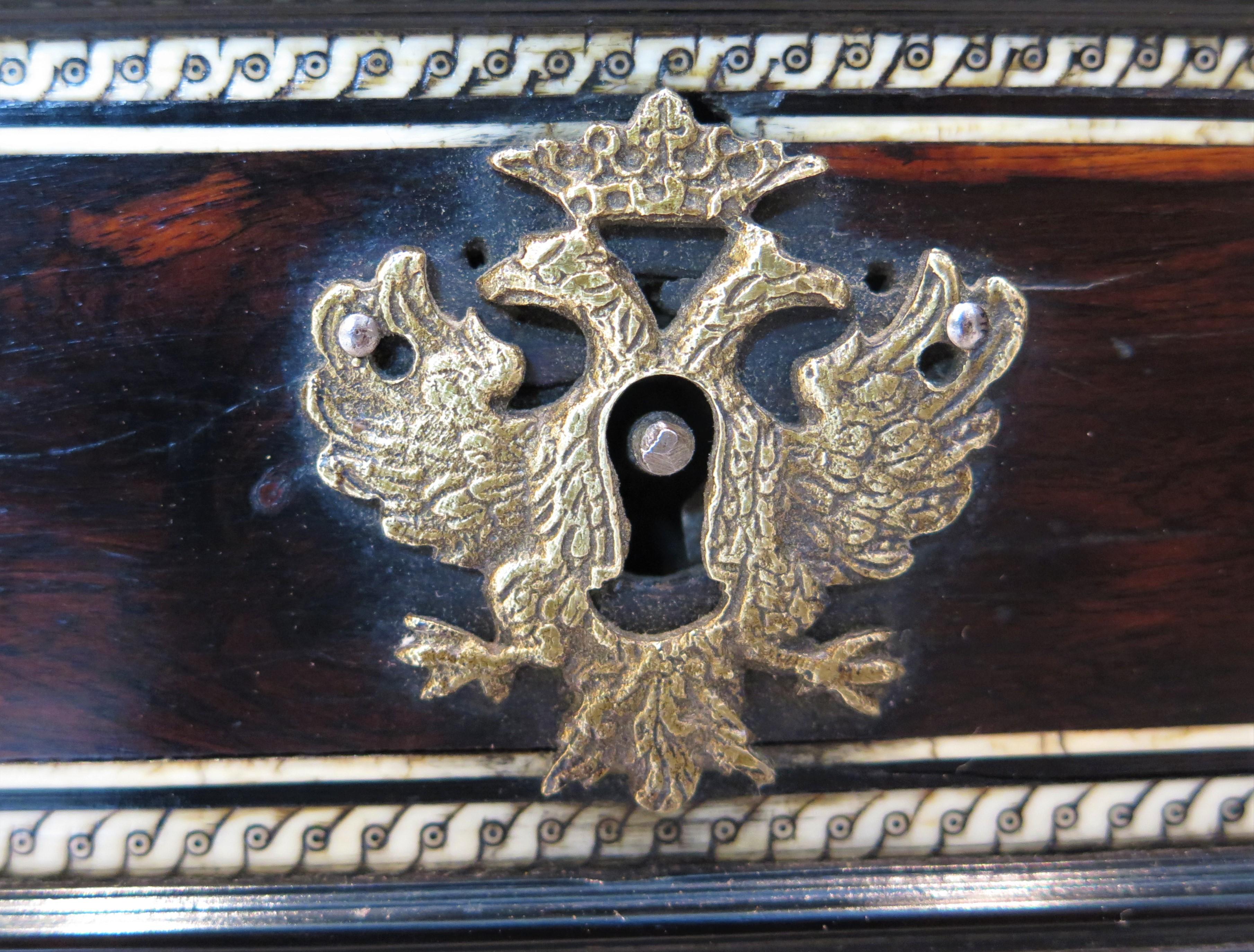 Italienisches Palisander-Tischkabinett des 18. Jahrhunderts (Vargueño oder Papelera) im Angebot 4