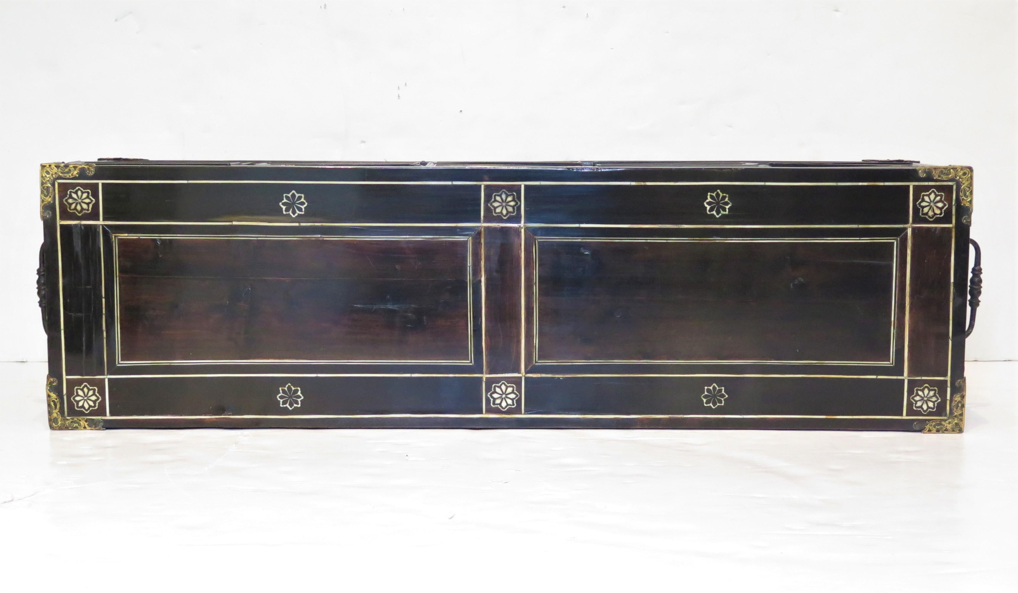 18th Century Italian Rosewood Table Cabinet (Vargueño or Papelera) For Sale 7