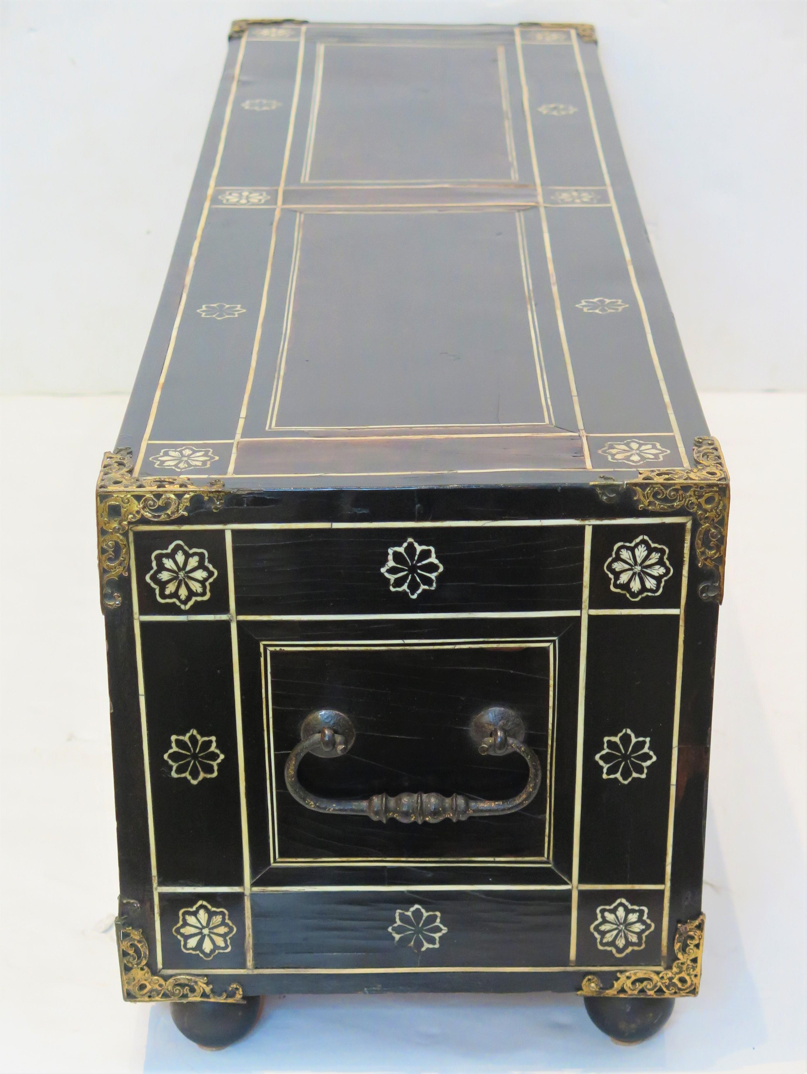 18th Century Italian Rosewood Table Cabinet (Vargueño or Papelera) For Sale 11