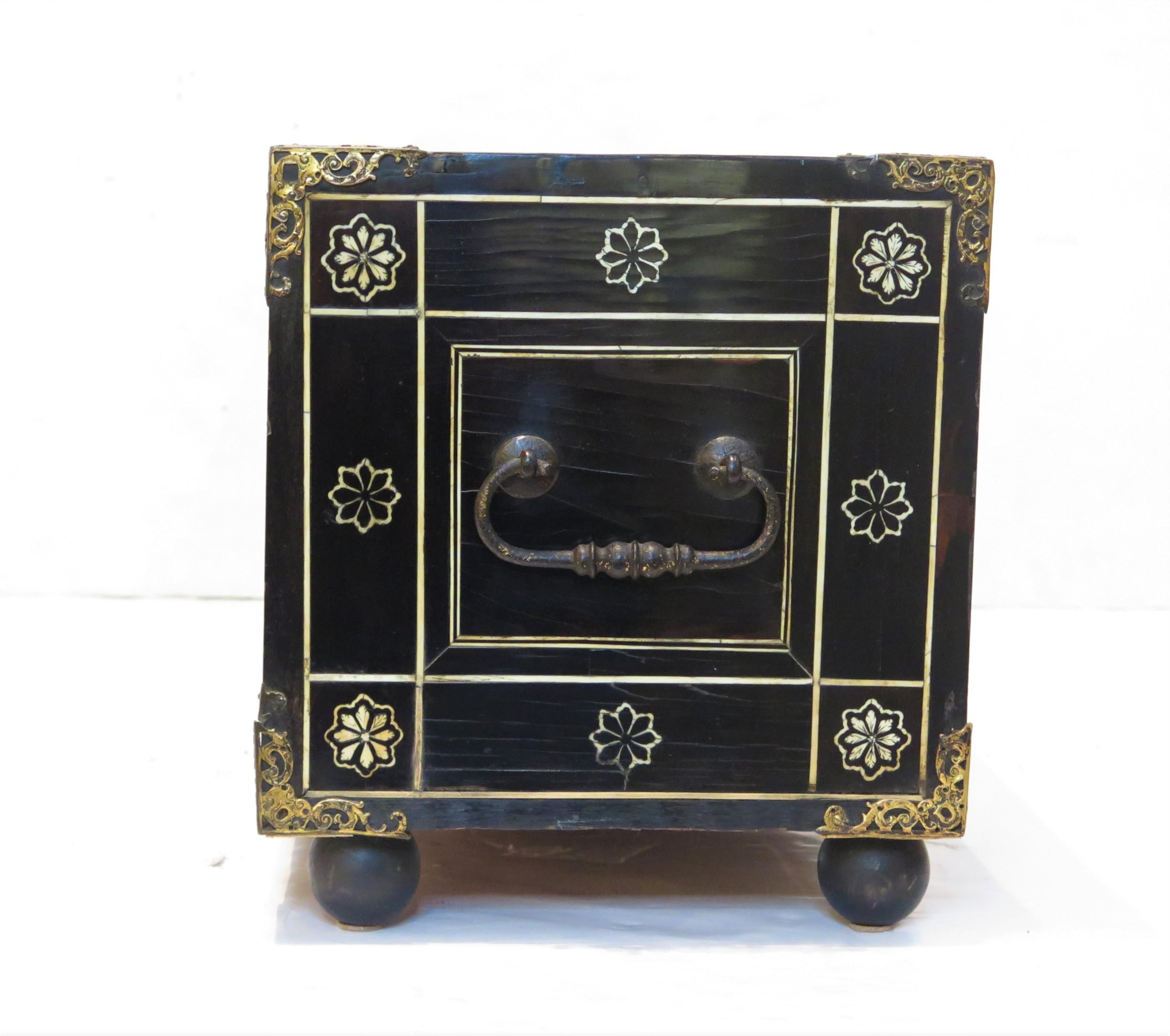 Italienisches Palisander-Tischkabinett des 18. Jahrhunderts (Vargueño oder Papelera) (Handgefertigt) im Angebot