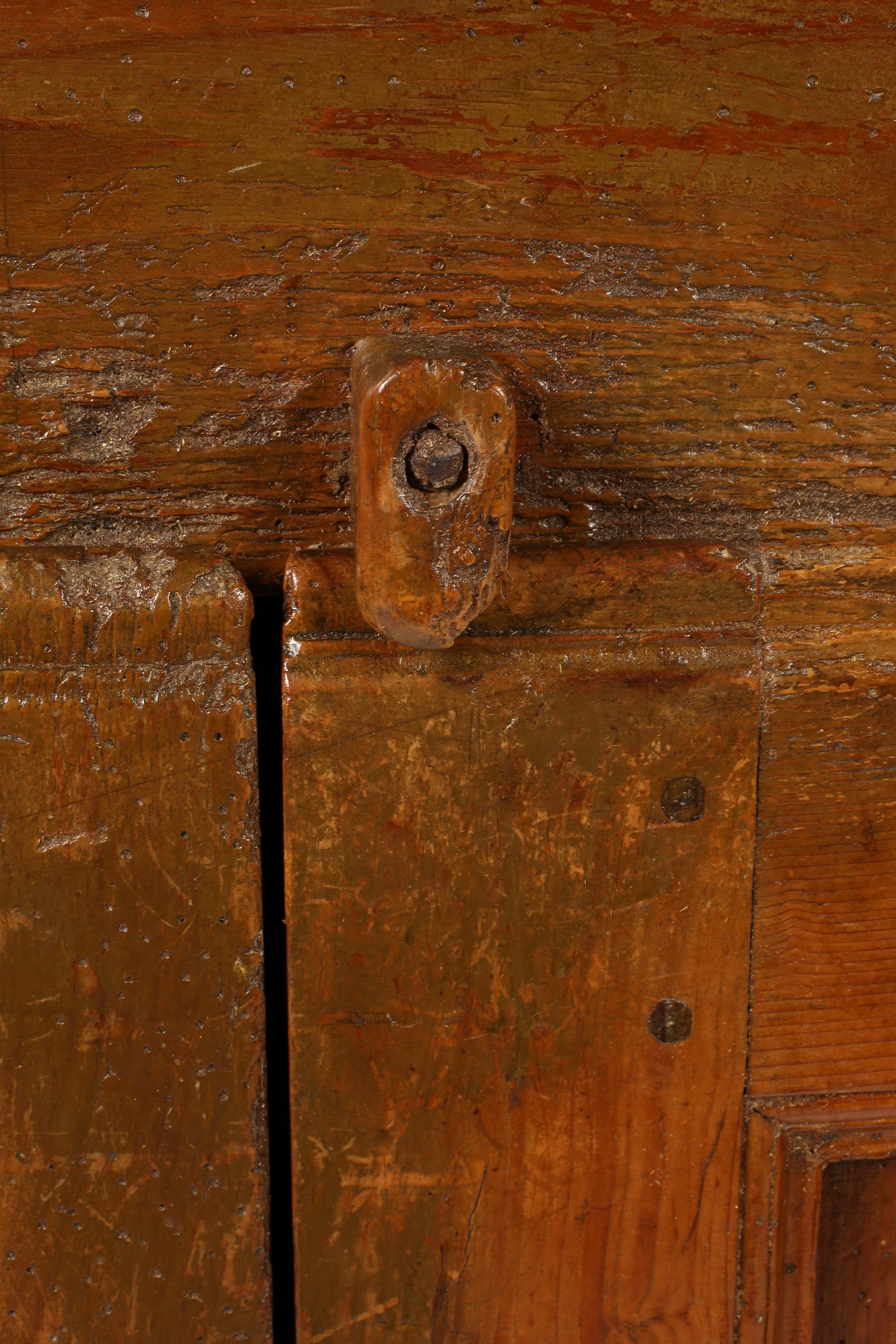 18th Century Italian Rustic Pine Credenza from Veneto For Sale 8
