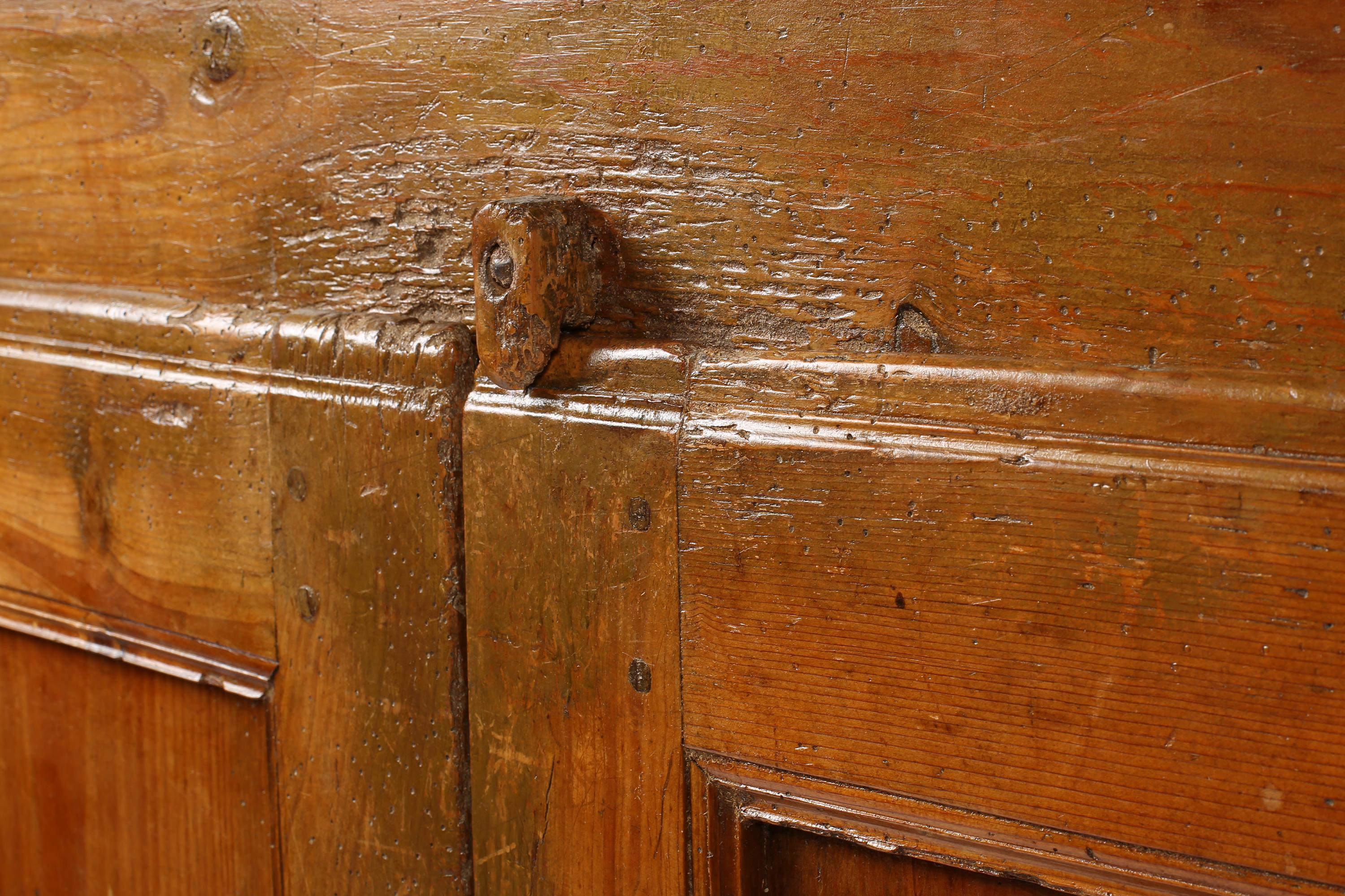 18th Century Italian Rustic Pine Credenza from Veneto For Sale 13