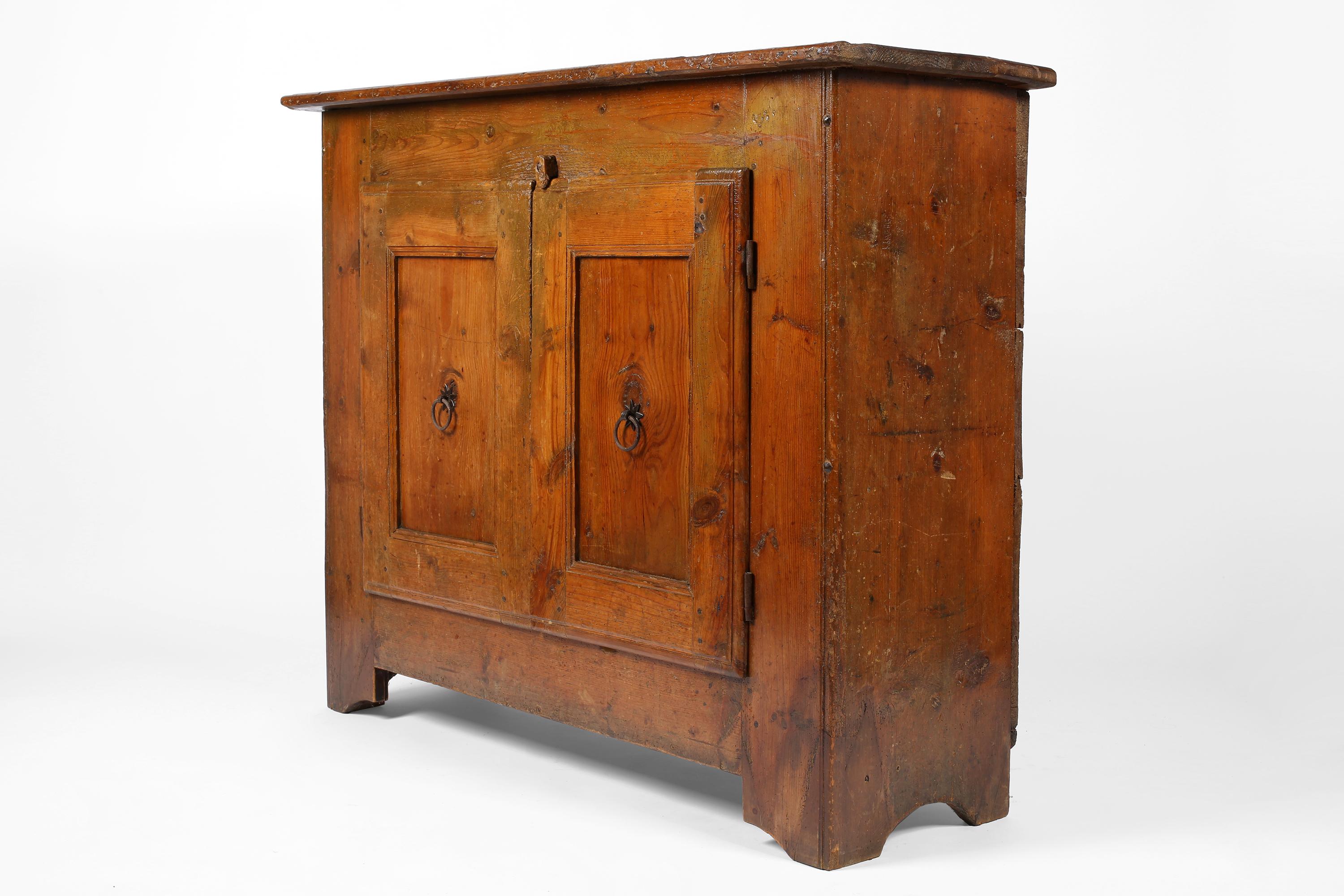 18th Century Italian Rustic Pine Credenza from Veneto For Sale 4