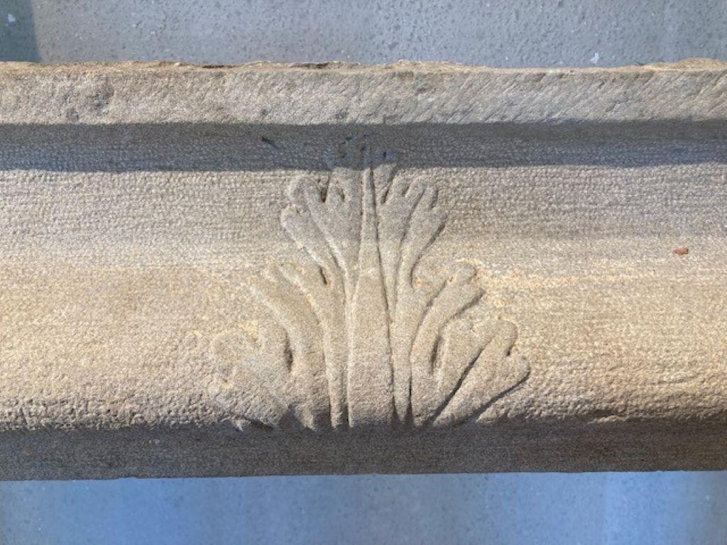 Repisa de chimenea de arenisca italiana del siglo XVIII Tallado en venta
