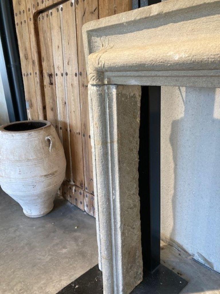 Repisa de chimenea de arenisca italiana del siglo XVIII siglo XVIII y antes en venta