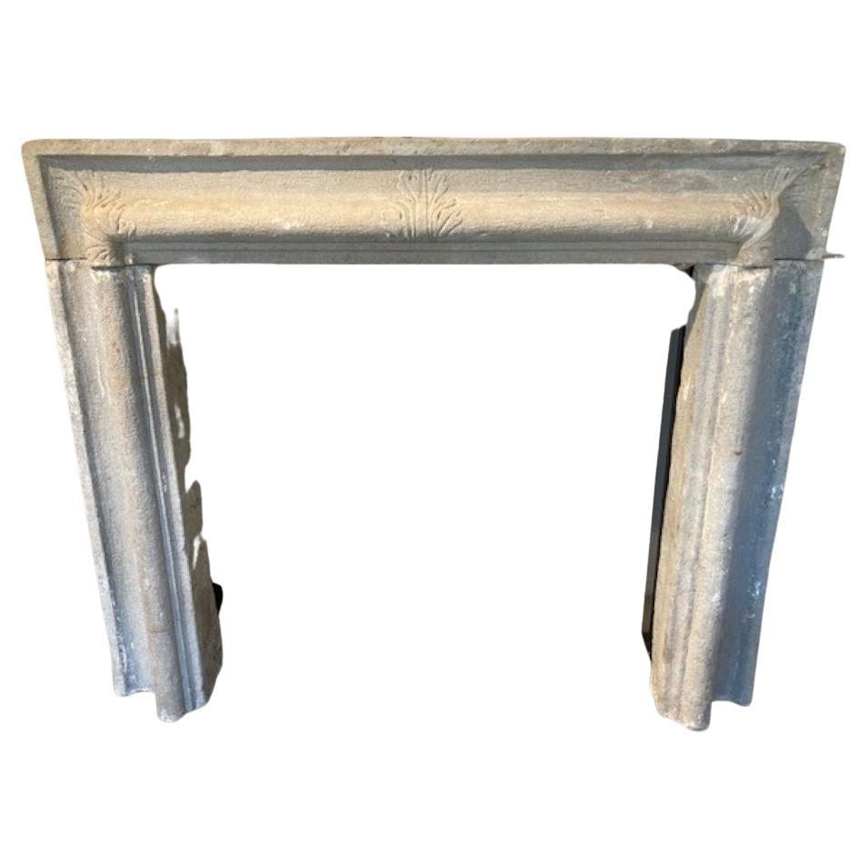 Repisa de chimenea de arenisca italiana del siglo XVIII en venta