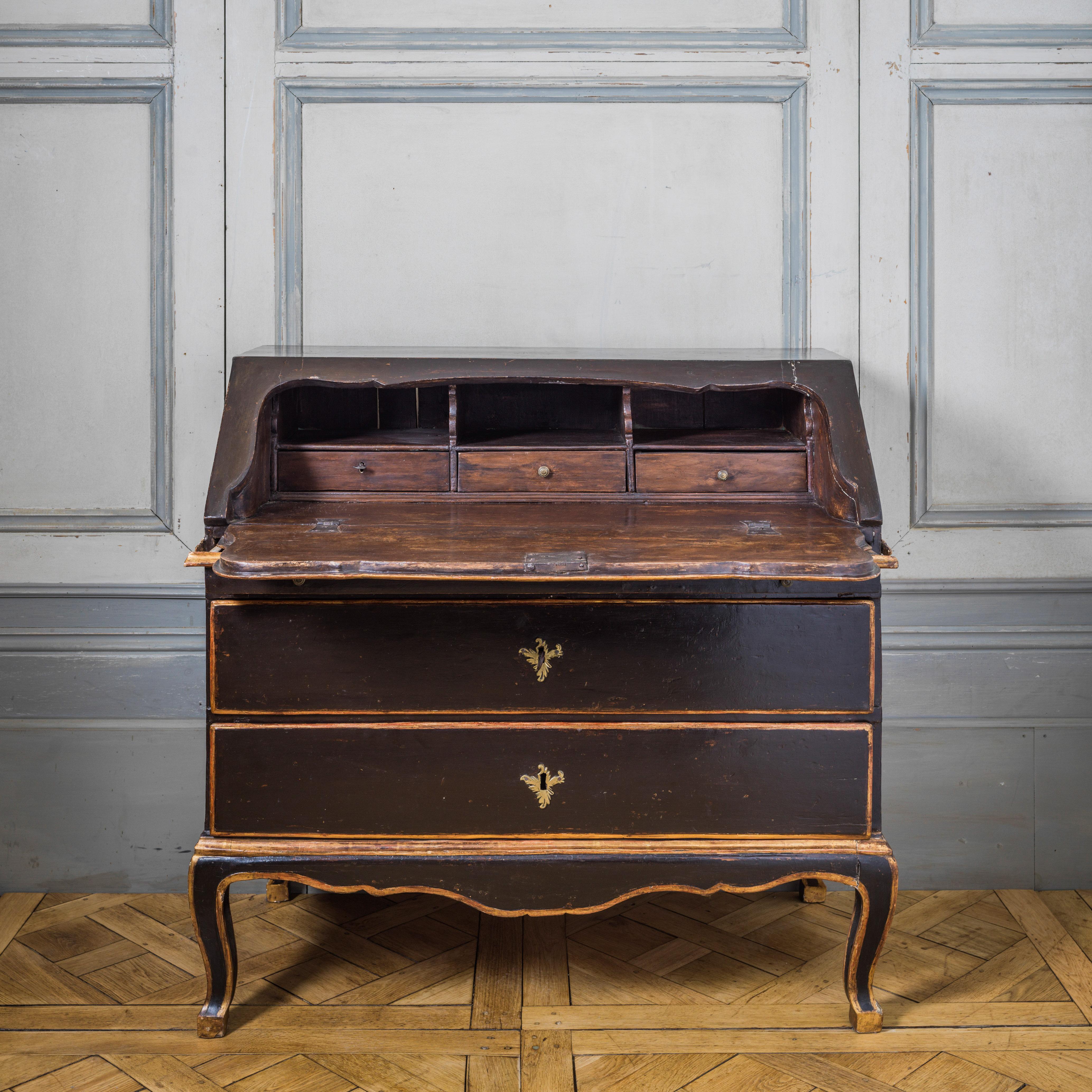 18th century Italian scriban from Tuscany. Wax polished, walnut wood finish on the interior and a black lacquer patina with gilded highlights on the exterior. Complete with original ormolu fittings.