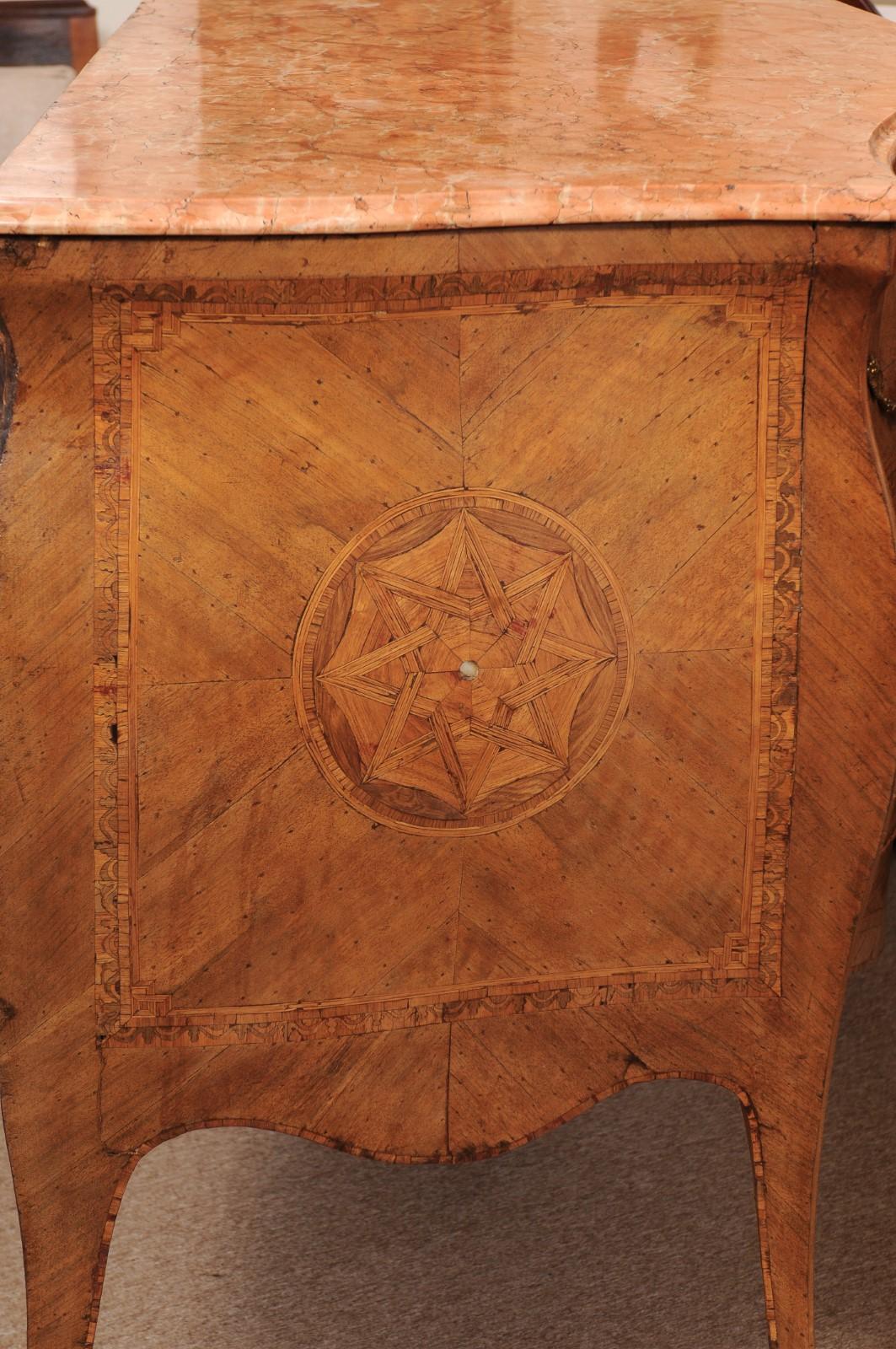 Commodo italiano del XVIII secolo con piano in marmo intarsiato in noce serpentino in vendita 4
