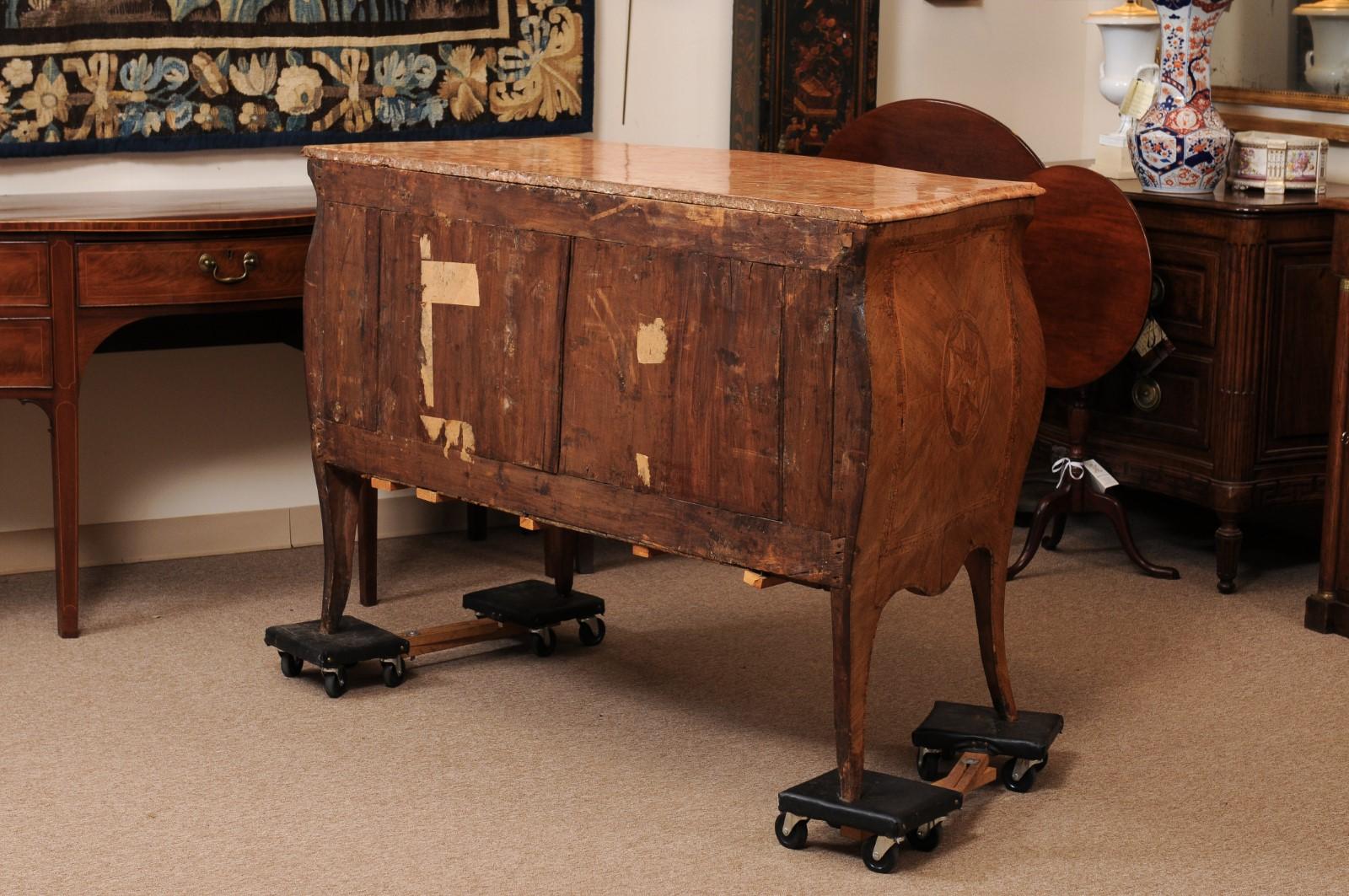 Commodo italiano del XVIII secolo con piano in marmo intarsiato in noce serpentino in vendita 5