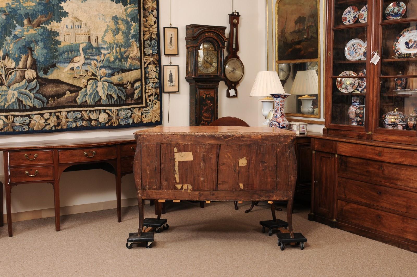 Commodo italiano del XVIII secolo con piano in marmo intarsiato in noce serpentino in vendita 6