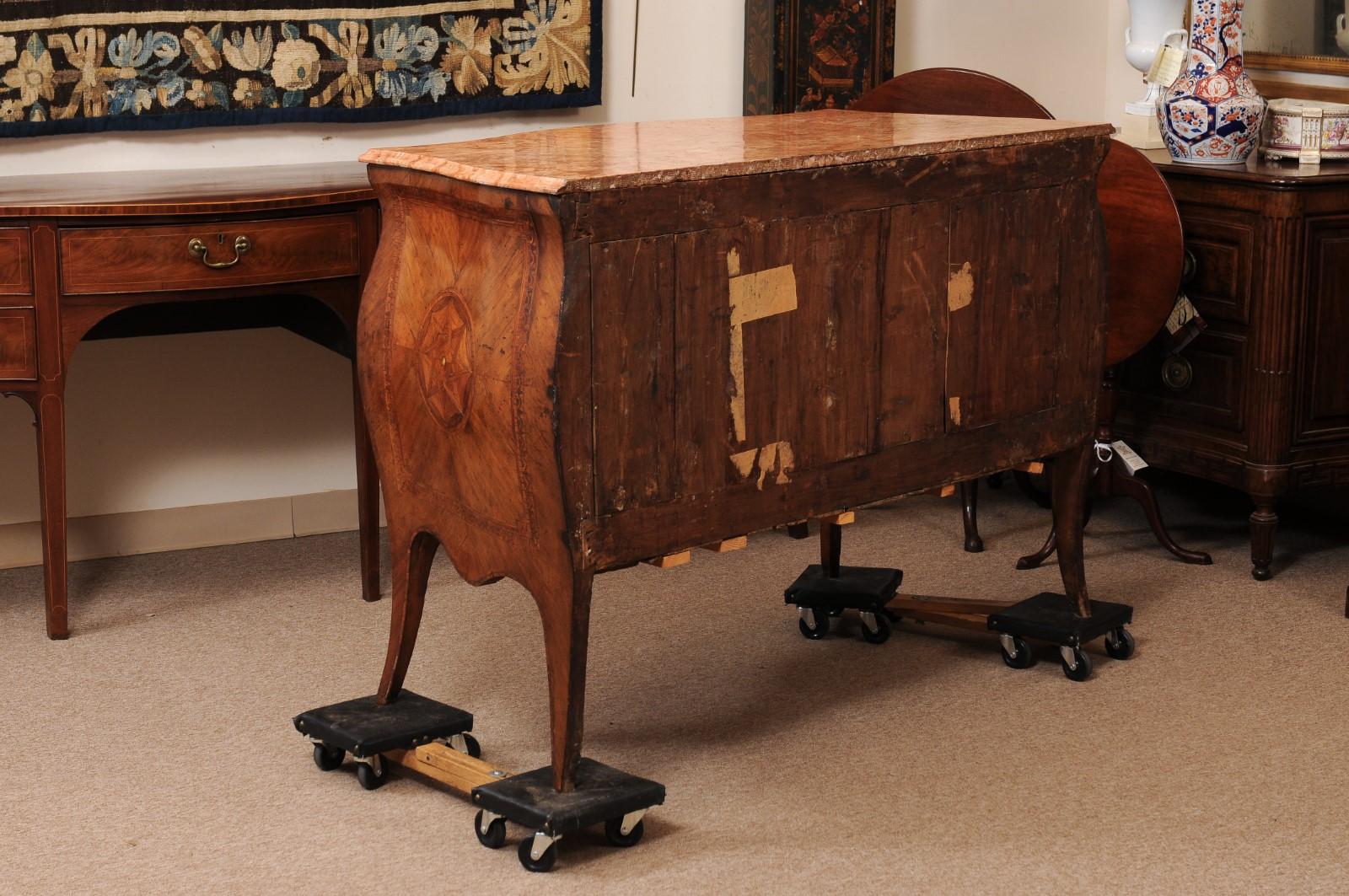 Commodo italiano del XVIII secolo con piano in marmo intarsiato in noce serpentino in vendita 7