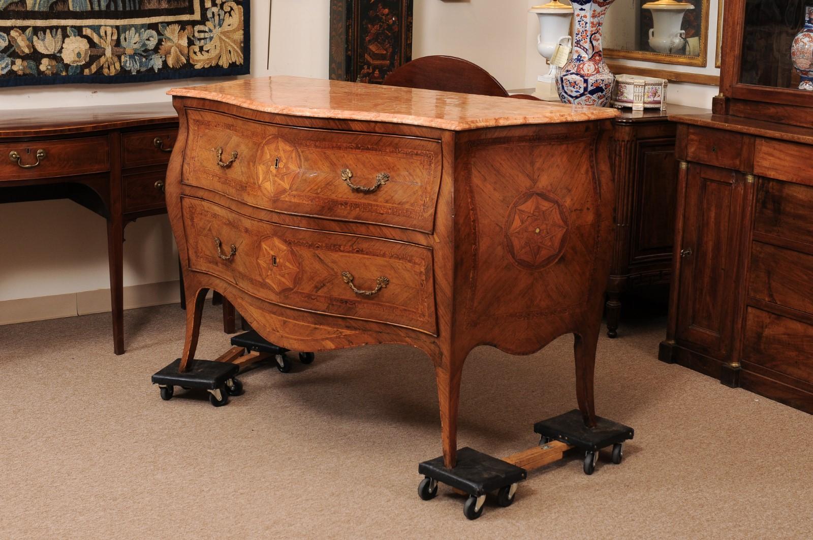 Commodo italiano del XVIII secolo con piano in marmo intarsiato in noce serpentino in vendita 9