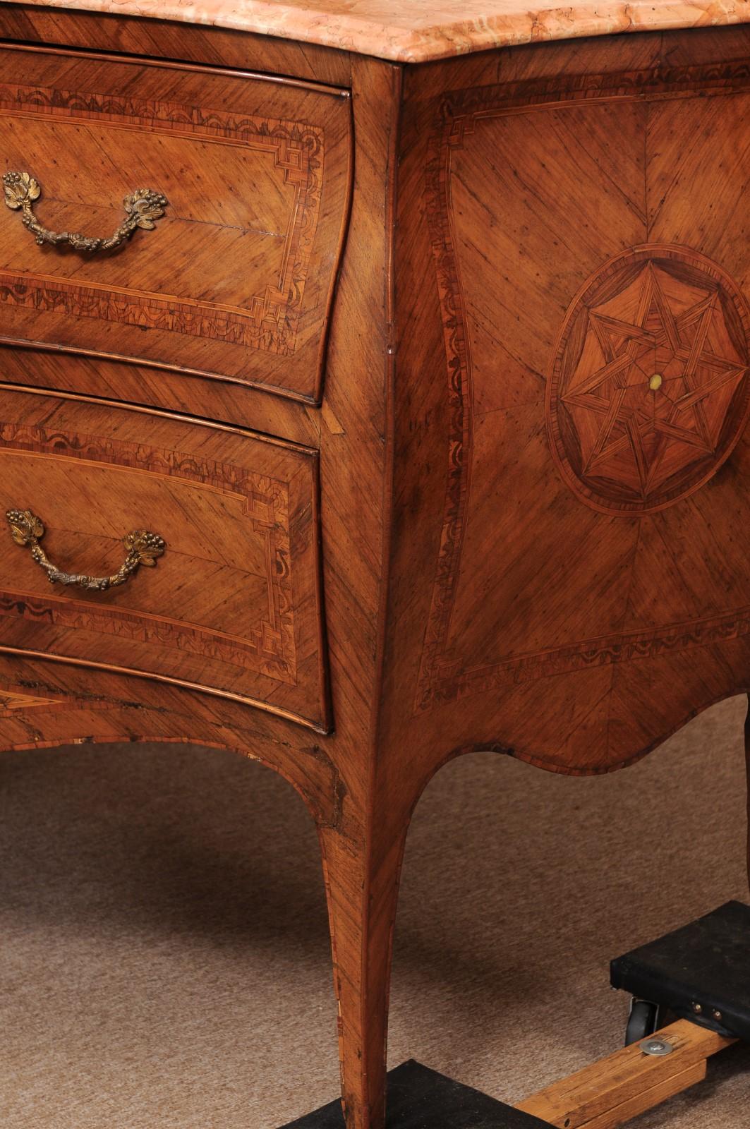 Commodo italiano del XVIII secolo con piano in marmo intarsiato in noce serpentino in vendita 10