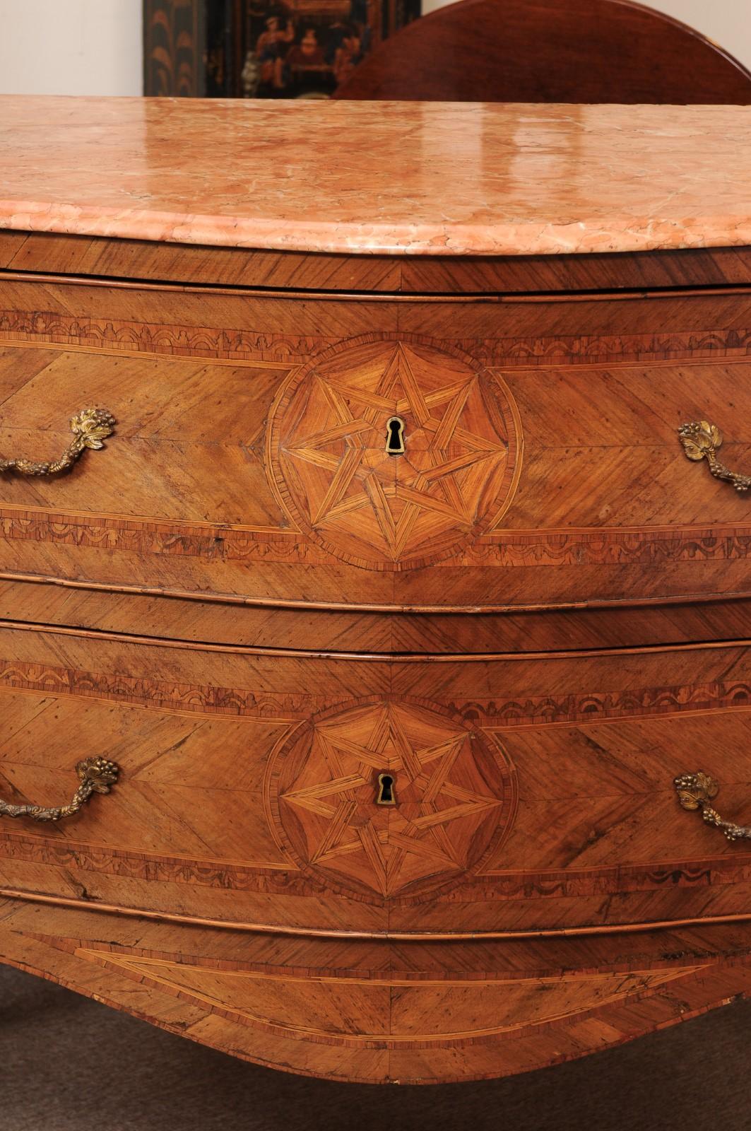 Commodo italiano del XVIII secolo con piano in marmo intarsiato in noce serpentino in vendita 11