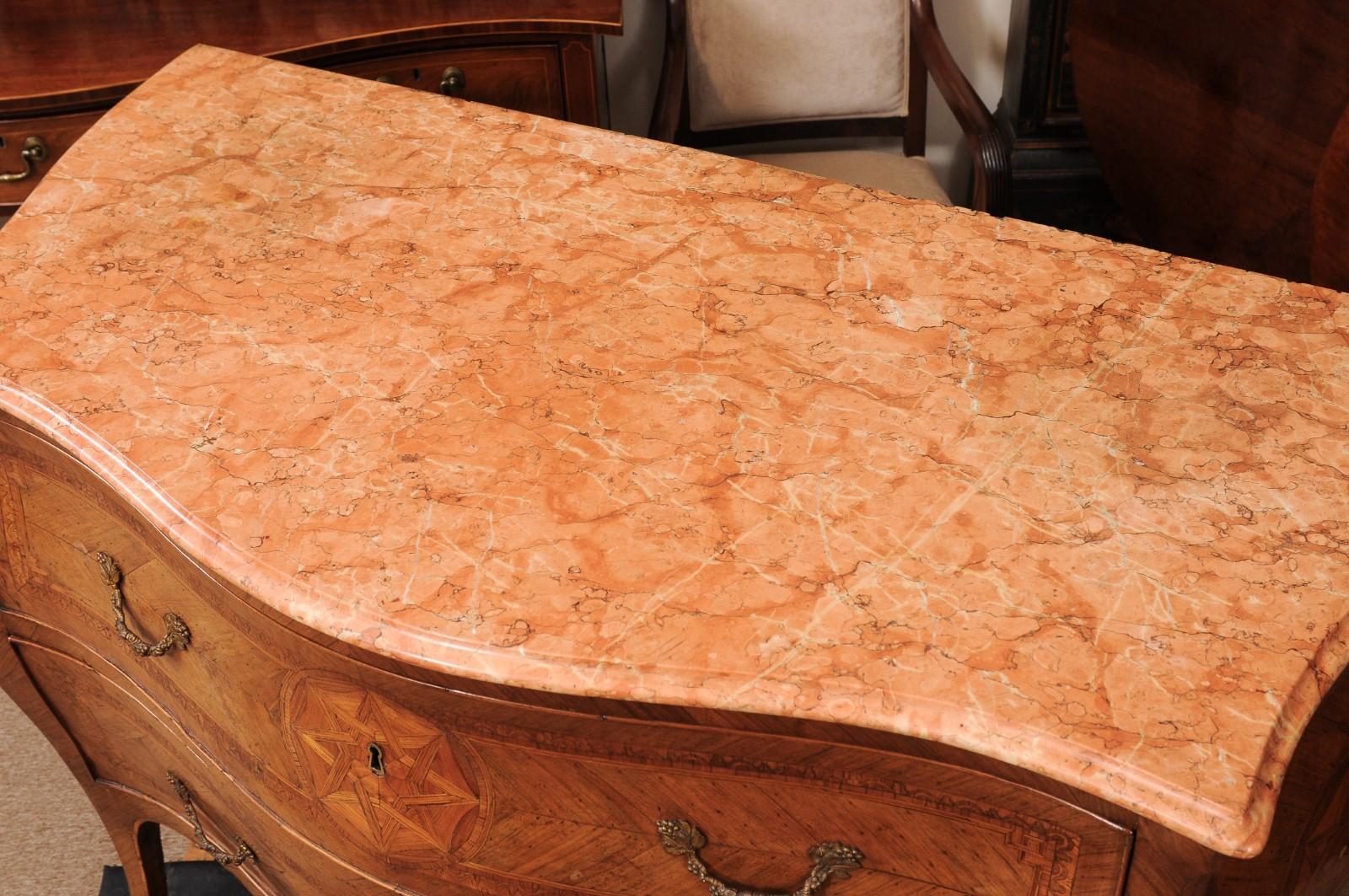 Commodo italiano del XVIII secolo con piano in marmo intarsiato in noce serpentino In condizioni discrete in vendita a Atlanta, GA