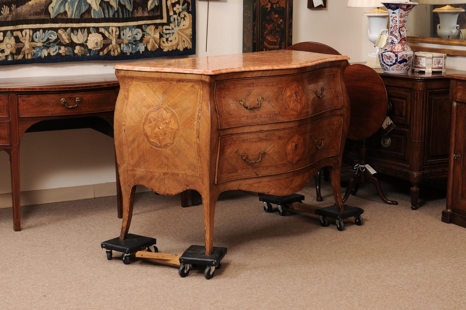 Fino al XVIII secolo Commodo italiano del XVIII secolo con piano in marmo intarsiato in noce serpentino in vendita