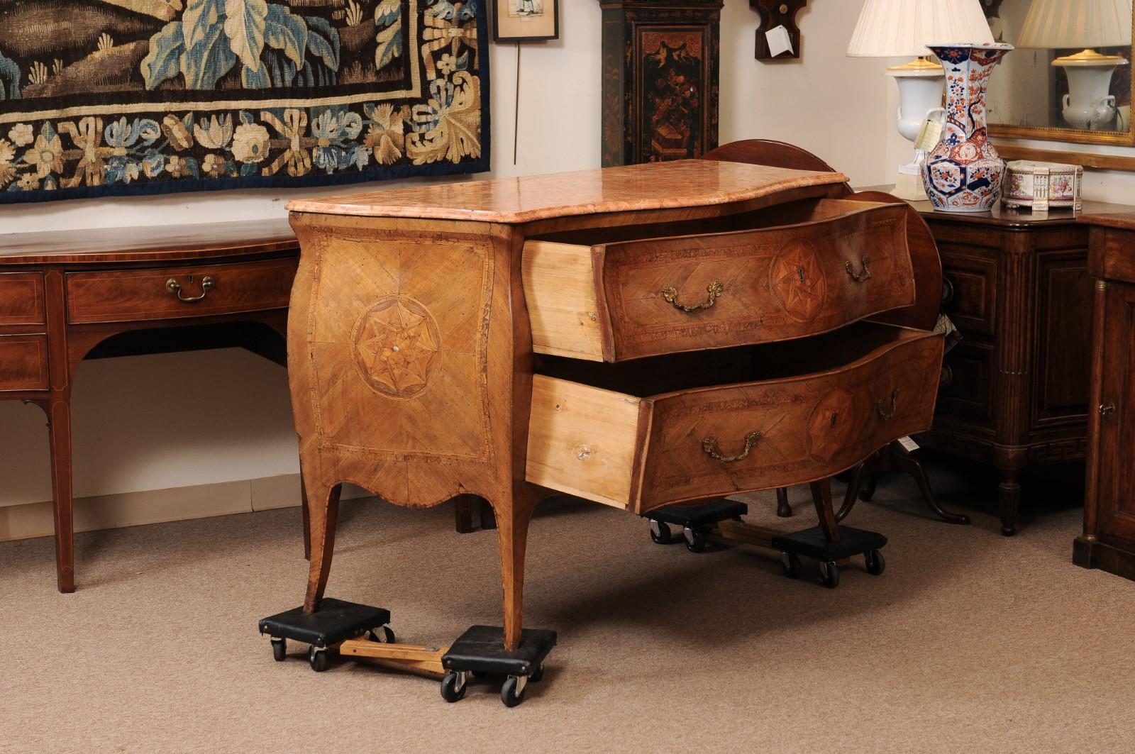 Noce Commodo italiano del XVIII secolo con piano in marmo intarsiato in noce serpentino in vendita