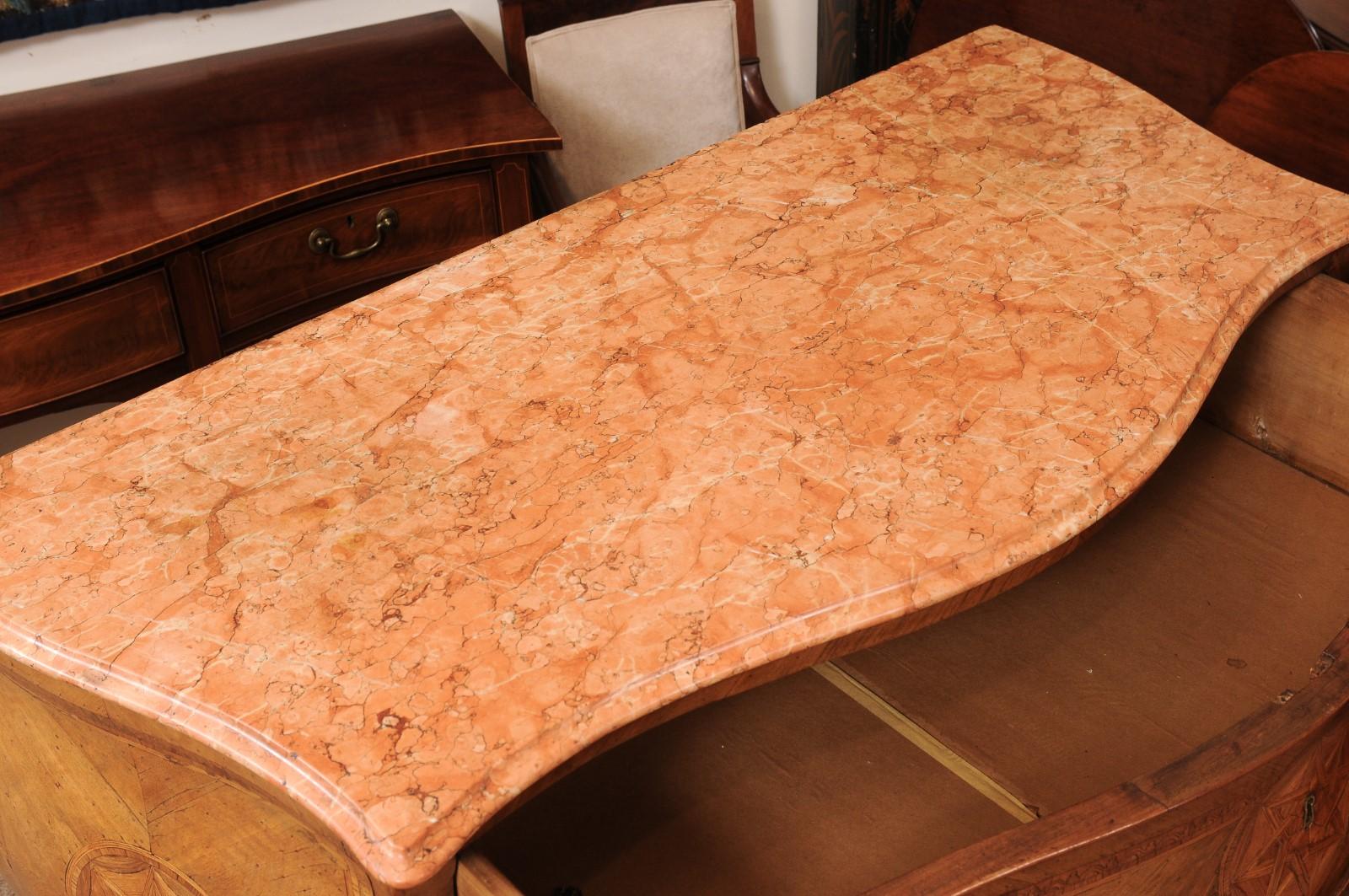Commodo italiano del XVIII secolo con piano in marmo intarsiato in noce serpentino in vendita 2