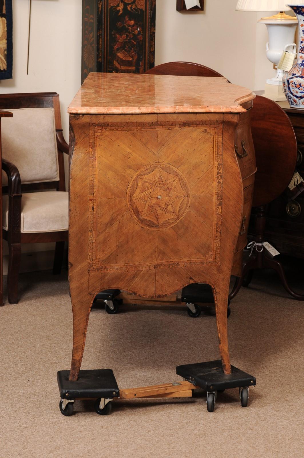 Commodo italiano del XVIII secolo con piano in marmo intarsiato in noce serpentino in vendita 3
