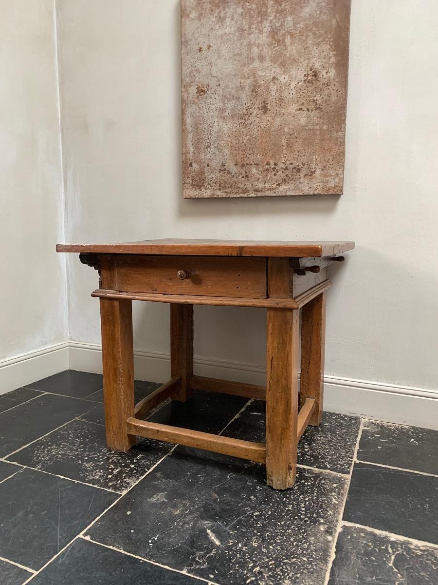 18th Century Italian Side Table Rent Table In Good Condition For Sale In Vosselaar, BE