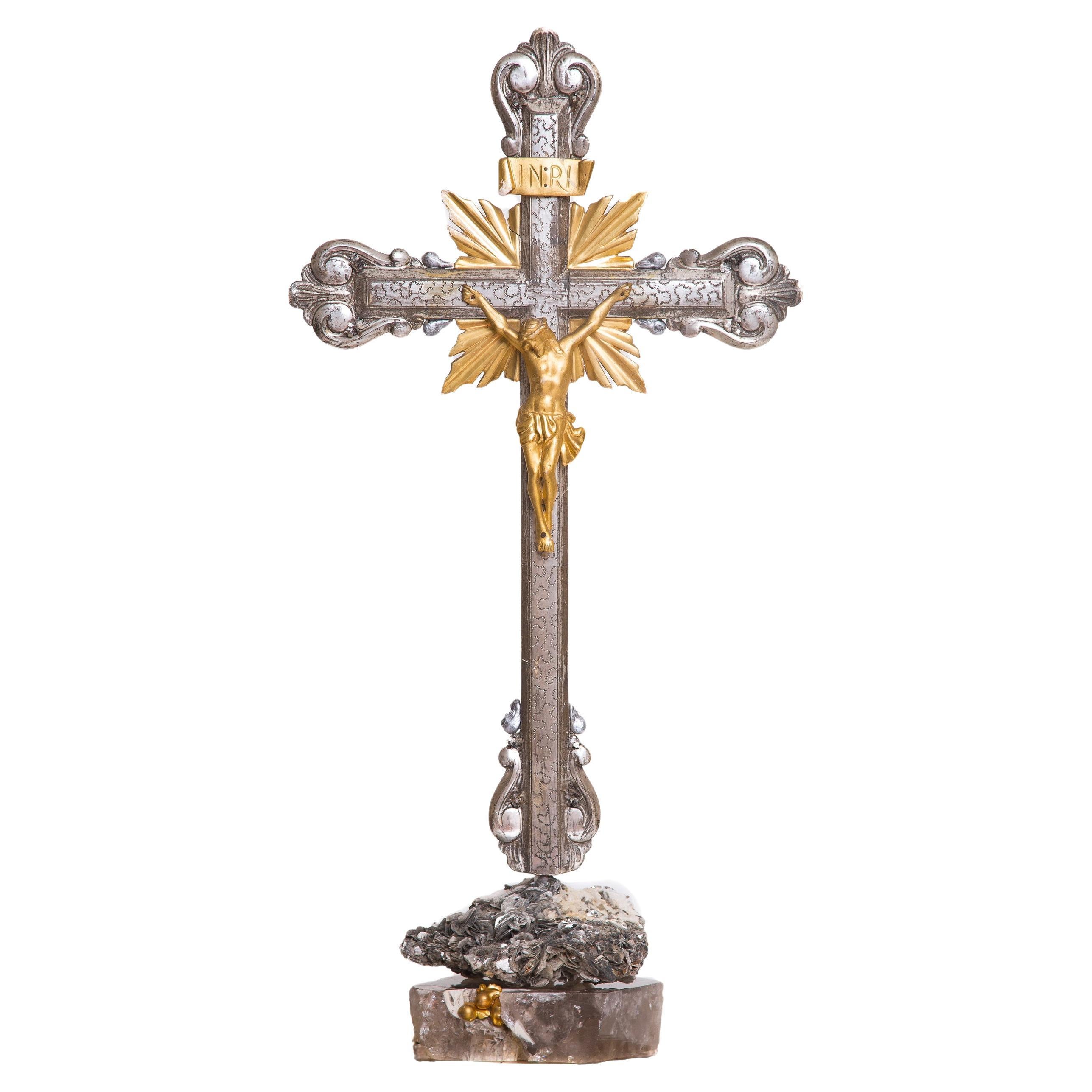 Crucifix italien du 18ème siècle en argent et or avec cristal de Mica et de Calcite