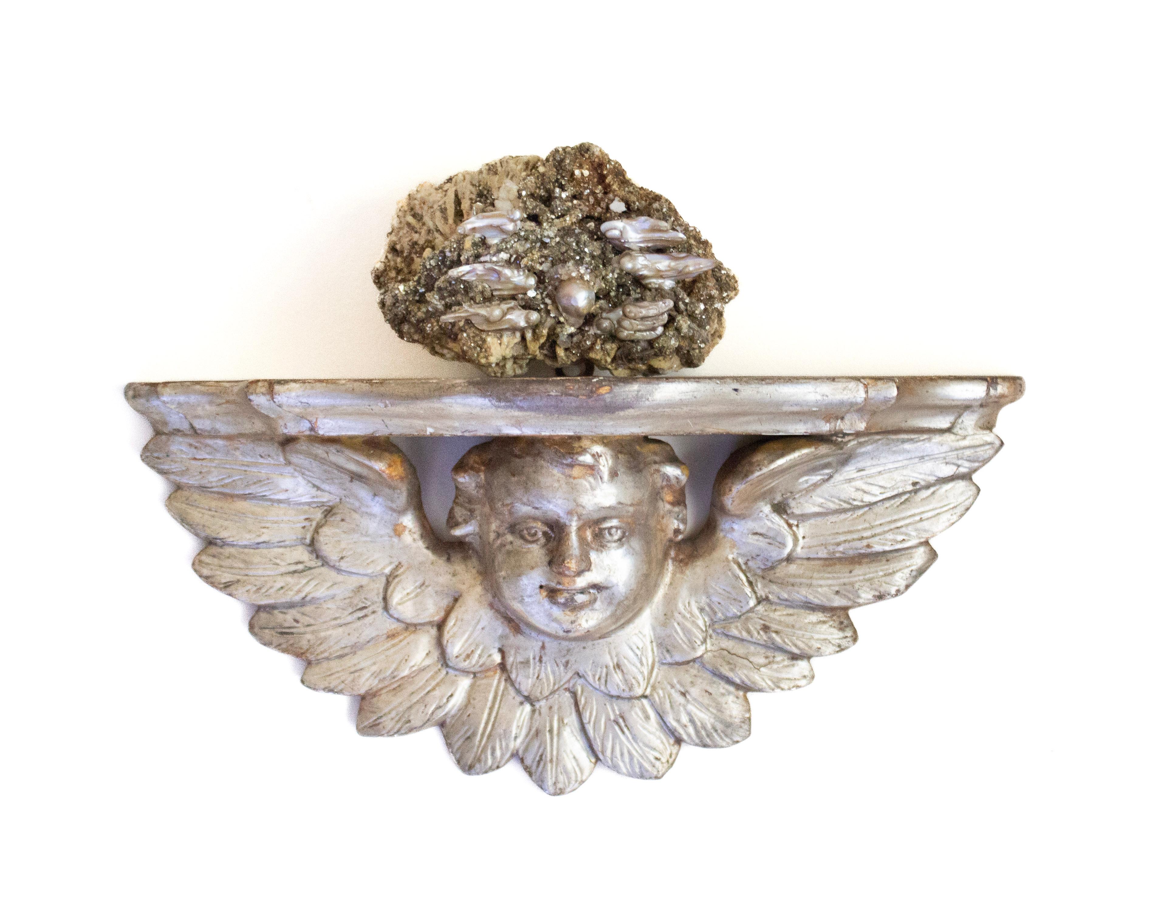 Soporte de pared italiano del siglo XVIII en forma de ángel de plata con mica y pirita en matriz Rococó en venta