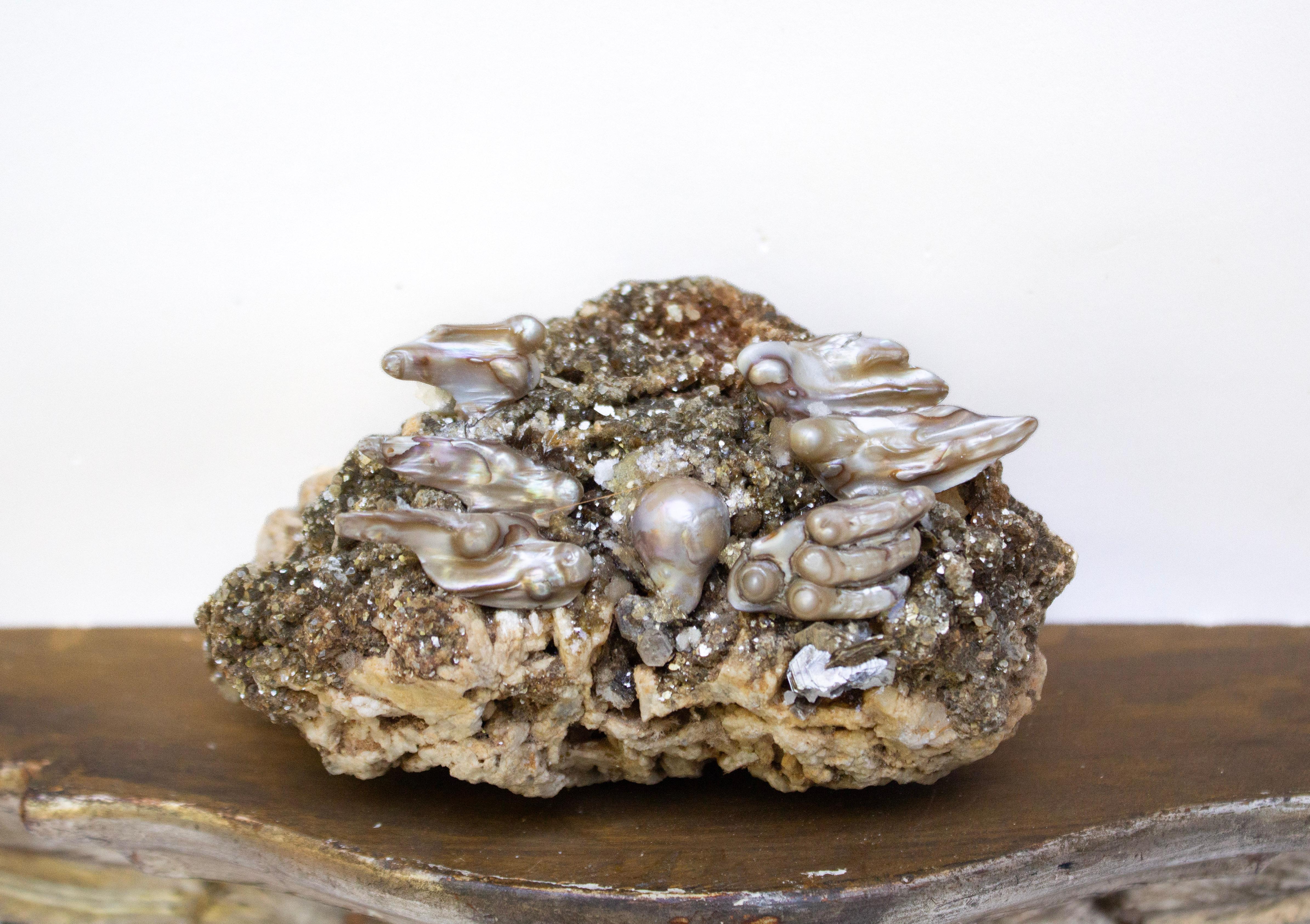 Soporte de pared italiano del siglo XVIII en forma de ángel de plata con mica y pirita en matriz Tallado a mano en venta