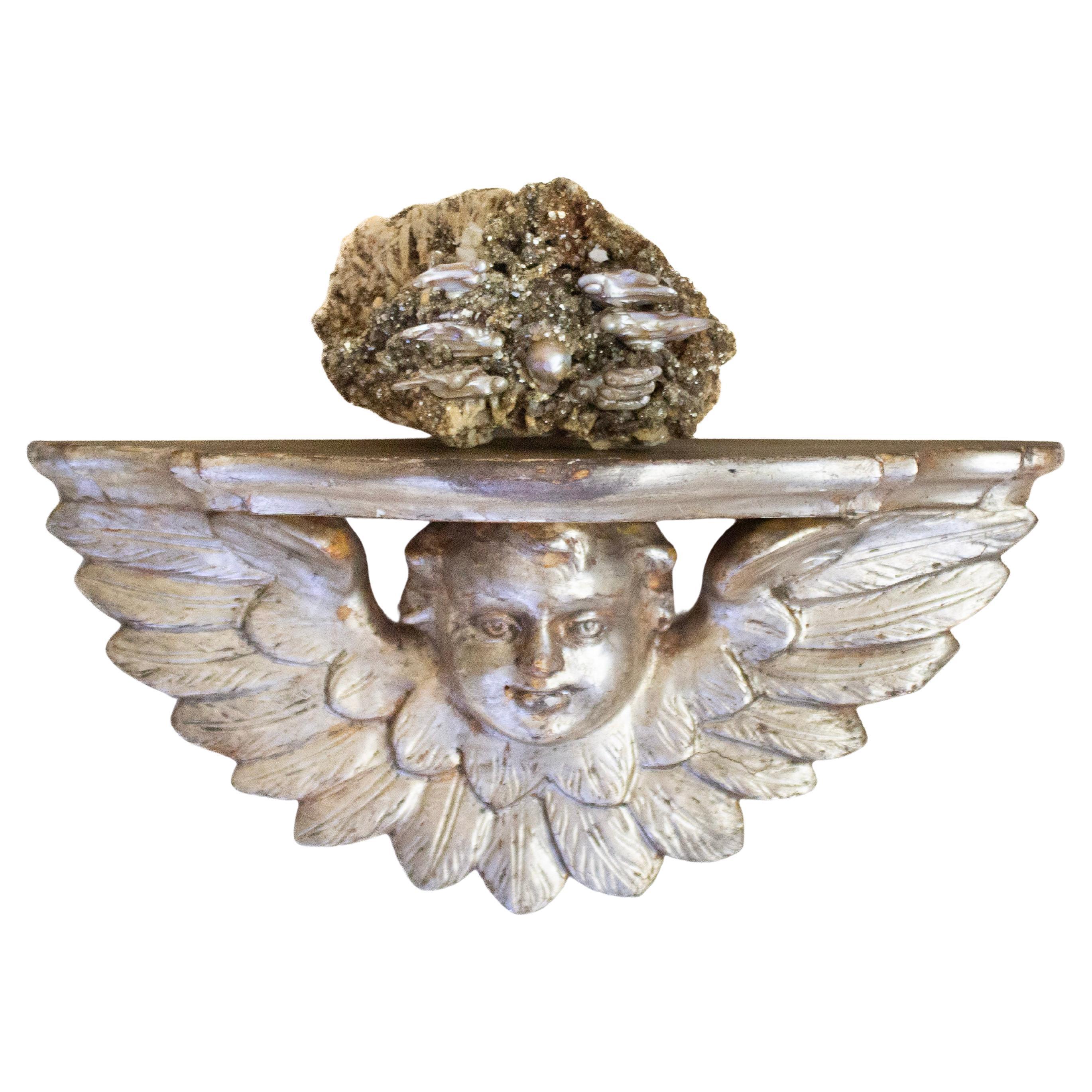 Soporte de pared italiano del siglo XVIII en forma de ángel de plata con mica y pirita en matriz en venta