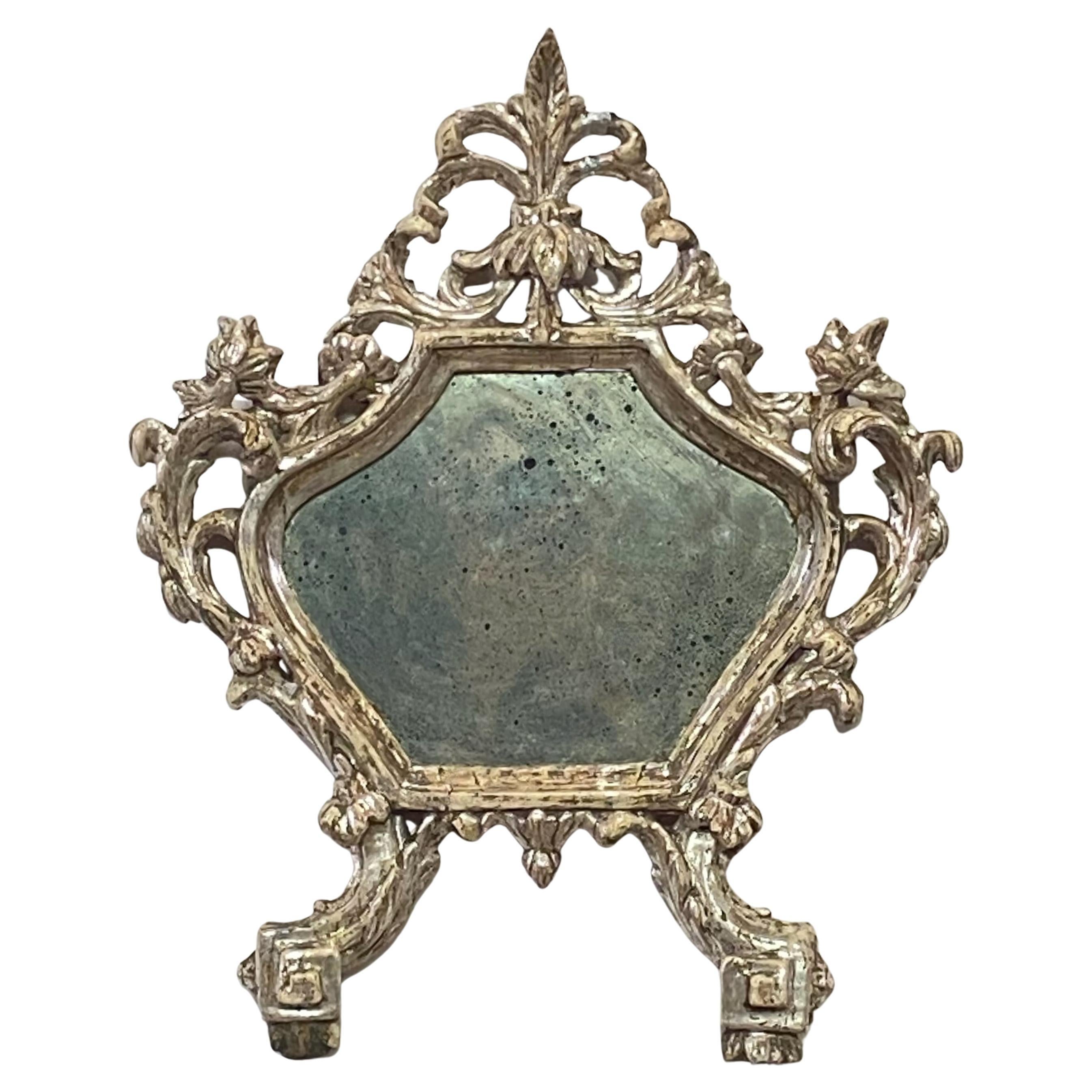 Kleiner italienischer vergoldeter Memento Mori-Spiegel aus Silber, 18. Jahrhundert