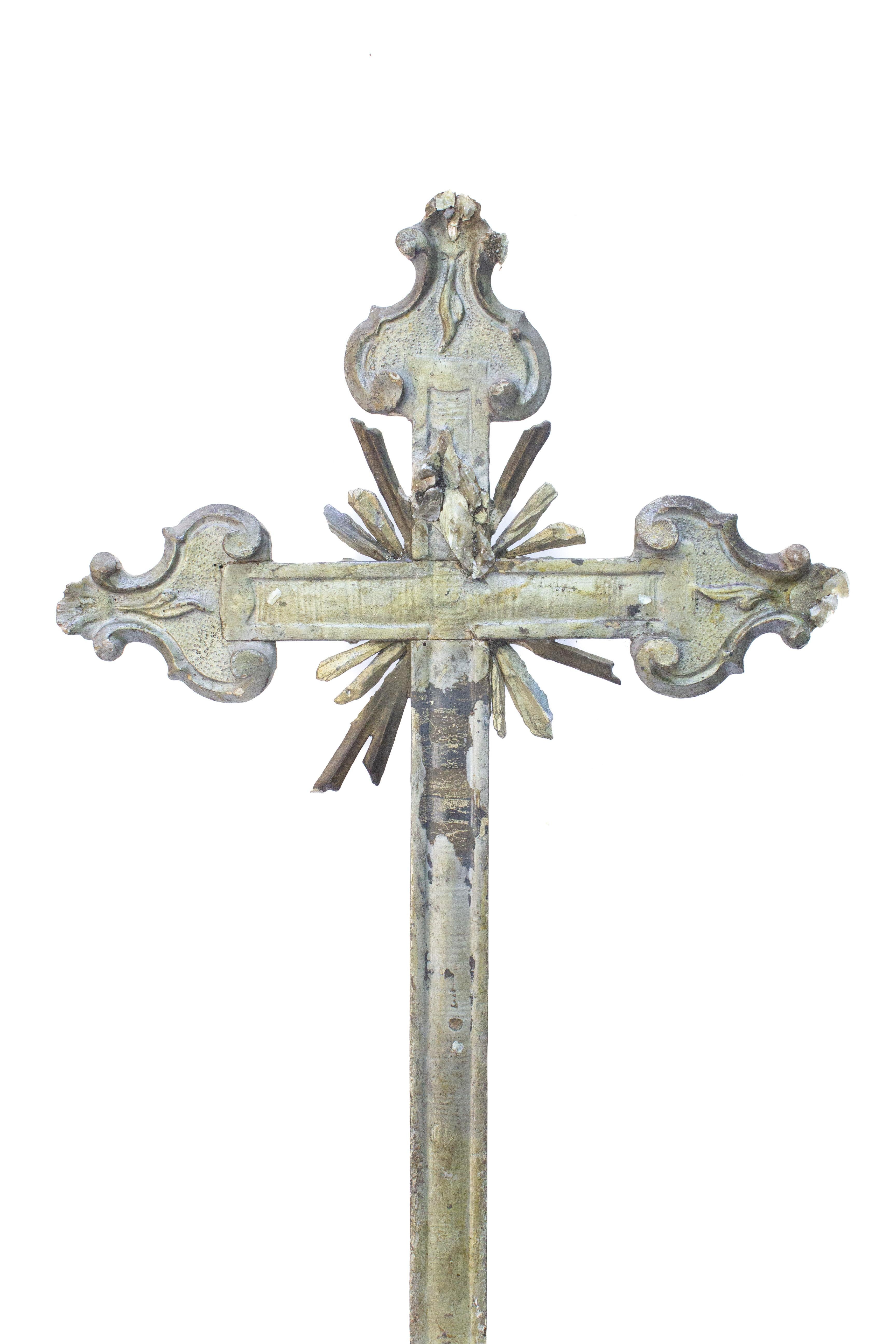 Italienisches Blattsilberkreuz des 18. Jahrhunderts mit versilberten Kristallen auf einem Mica-Cluster (Barock) im Angebot