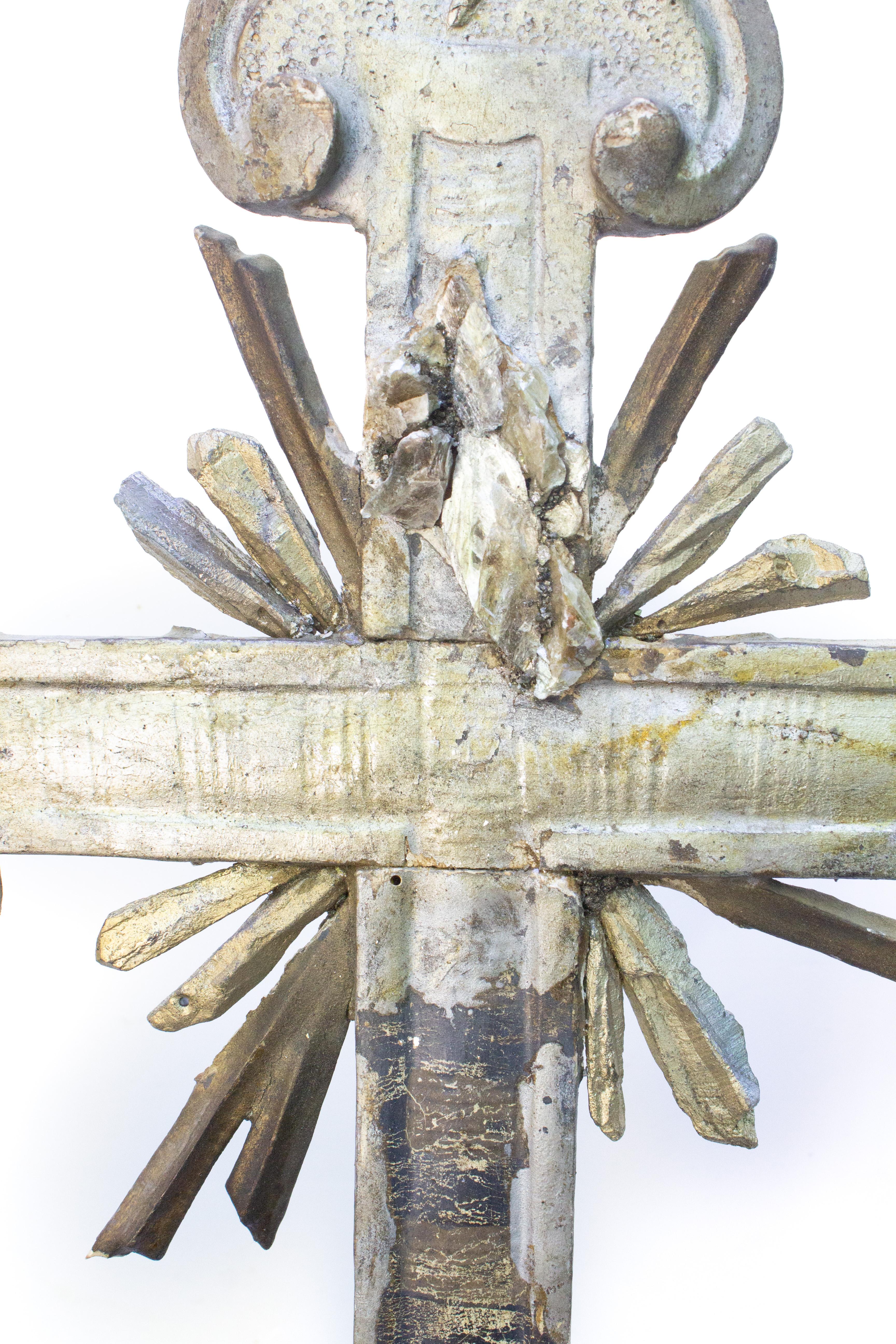 Italienisches Blattsilberkreuz des 18. Jahrhunderts mit versilberten Kristallen auf einem Mica-Cluster im Zustand „Gut“ im Angebot in Dublin, Dalkey