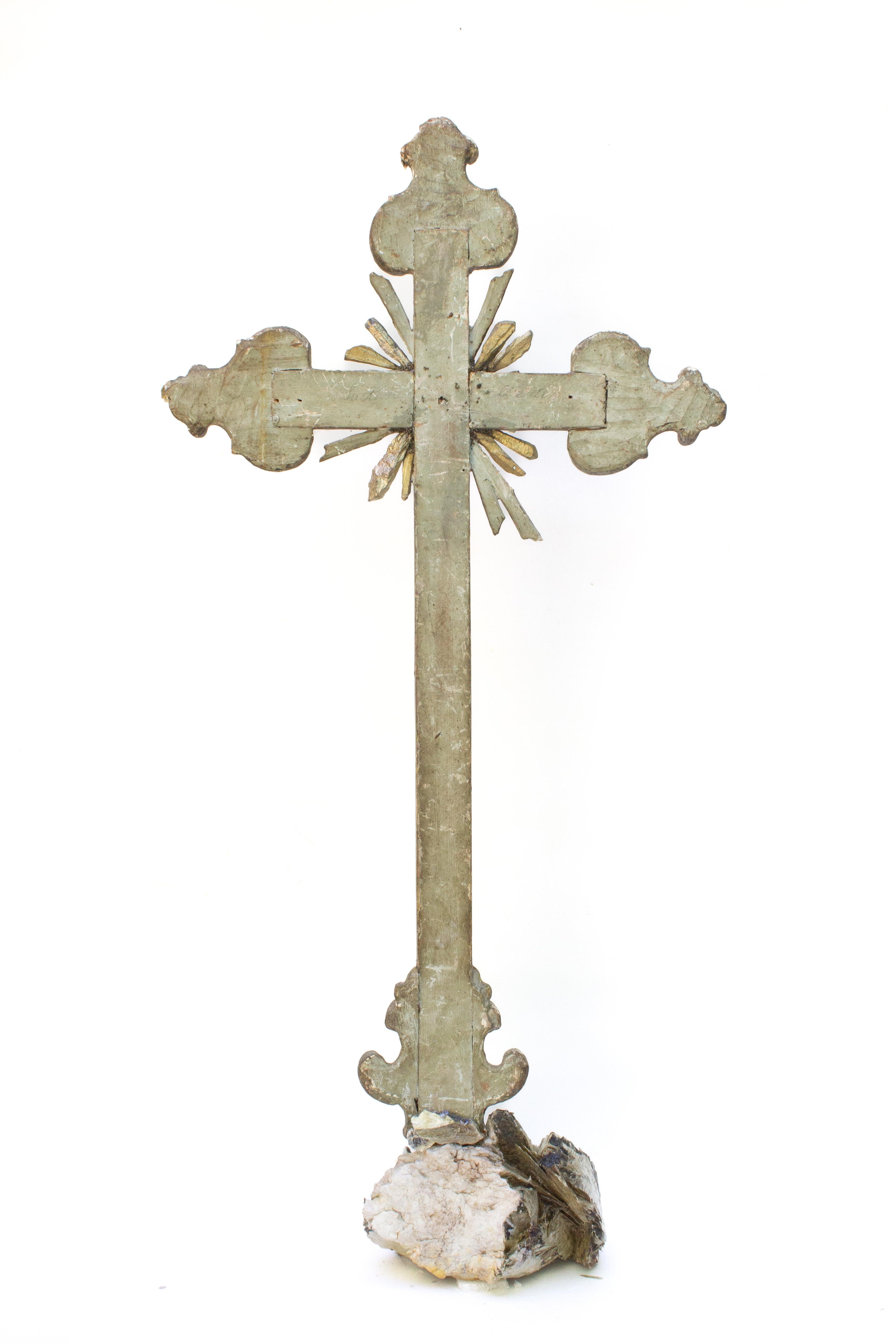 Italienisches Blattsilberkreuz des 18. Jahrhunderts mit versilberten Kristallen auf einem Mica-Cluster (Quarz) im Angebot