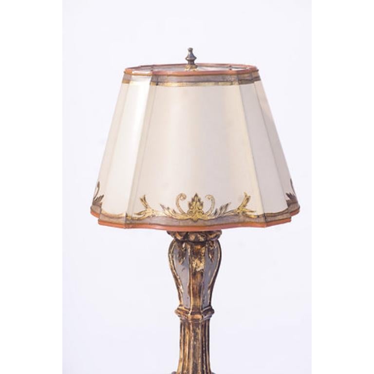 Candelieri italiani a foglia d'argento del XVIII secolo convertiti in lampade con paralumi in pergamena personalizzati.
Base triangolare.
Dimensioni: 34 