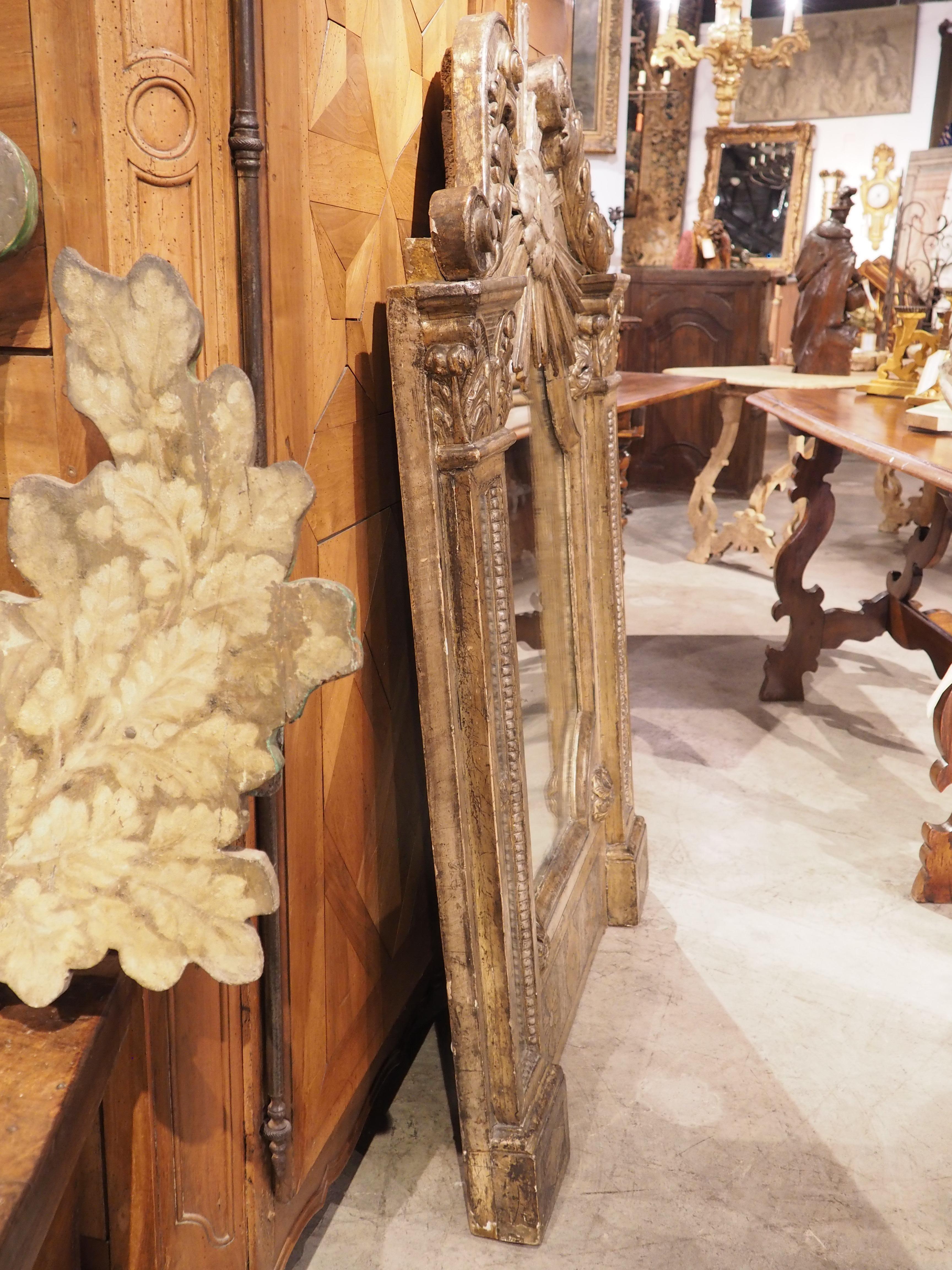 Miroir à parcloses en bois doré et argenté du XVIIIe siècle, avec écusson en forme de soleil en vente 5