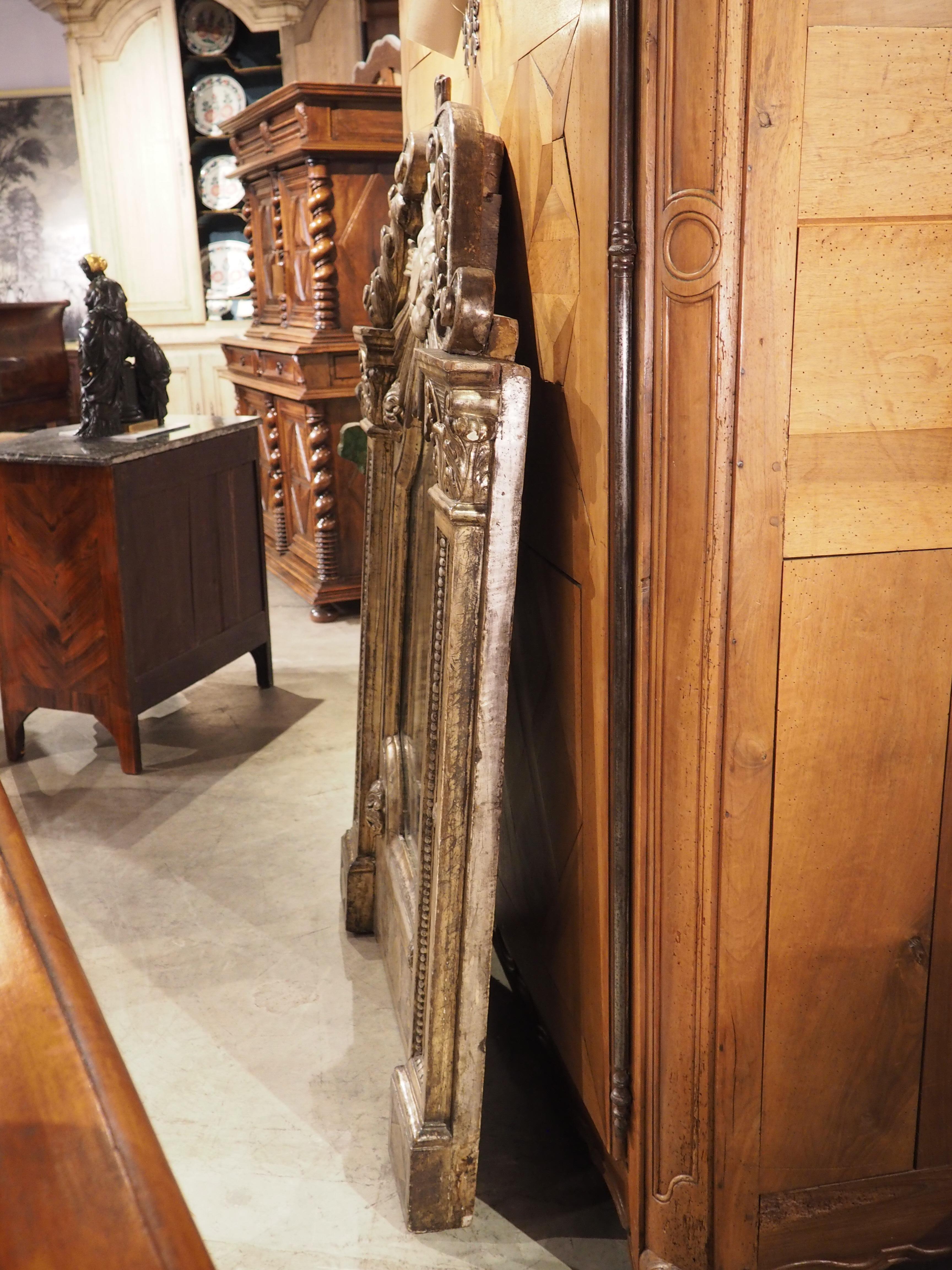 Miroir à parcloses en bois doré et argenté du XVIIIe siècle, avec écusson en forme de soleil en vente 7