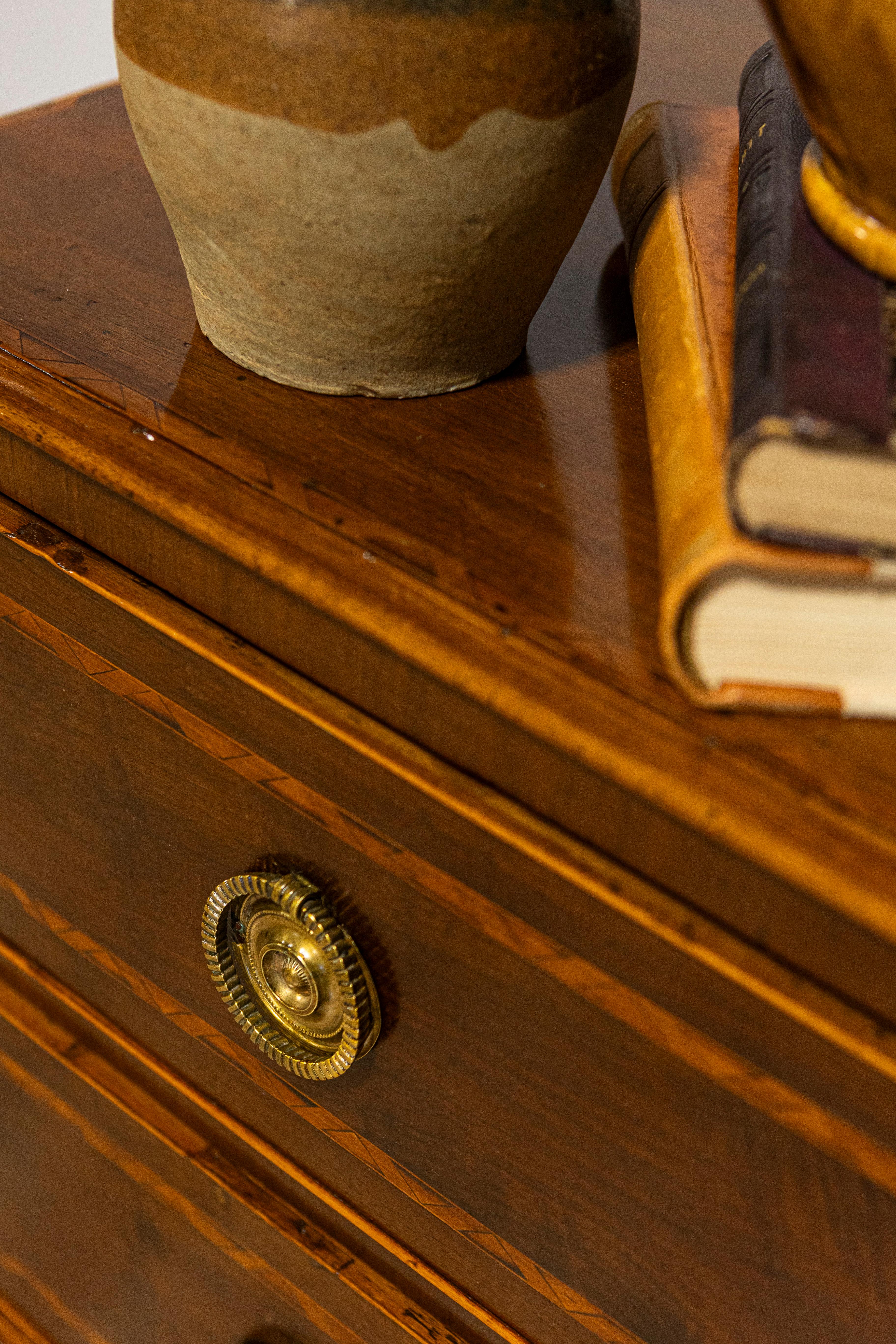 Cómoda italiana Directoire del siglo XVIII en venta 2