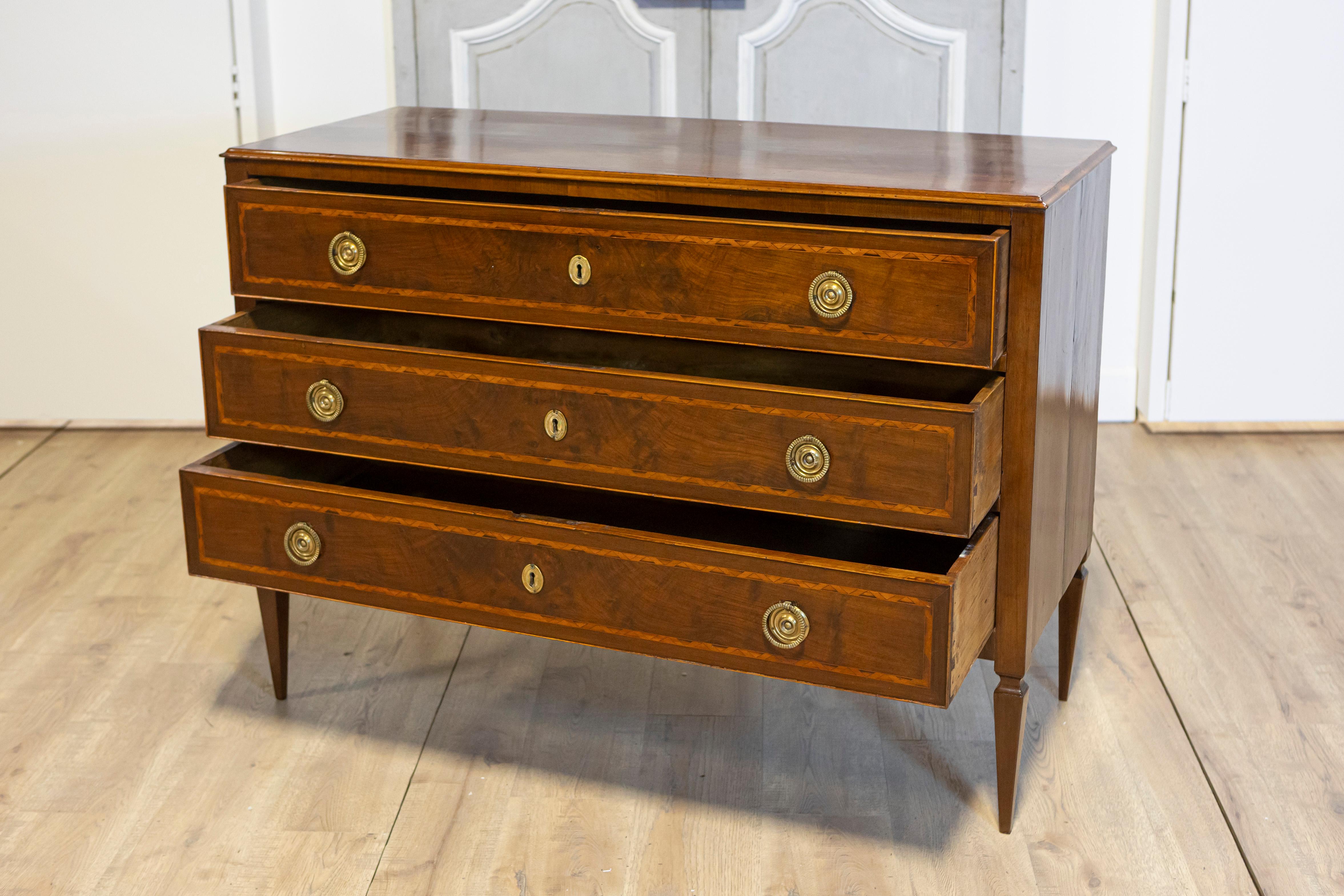 Cómoda italiana Directoire del siglo XVIII Marquetería en venta