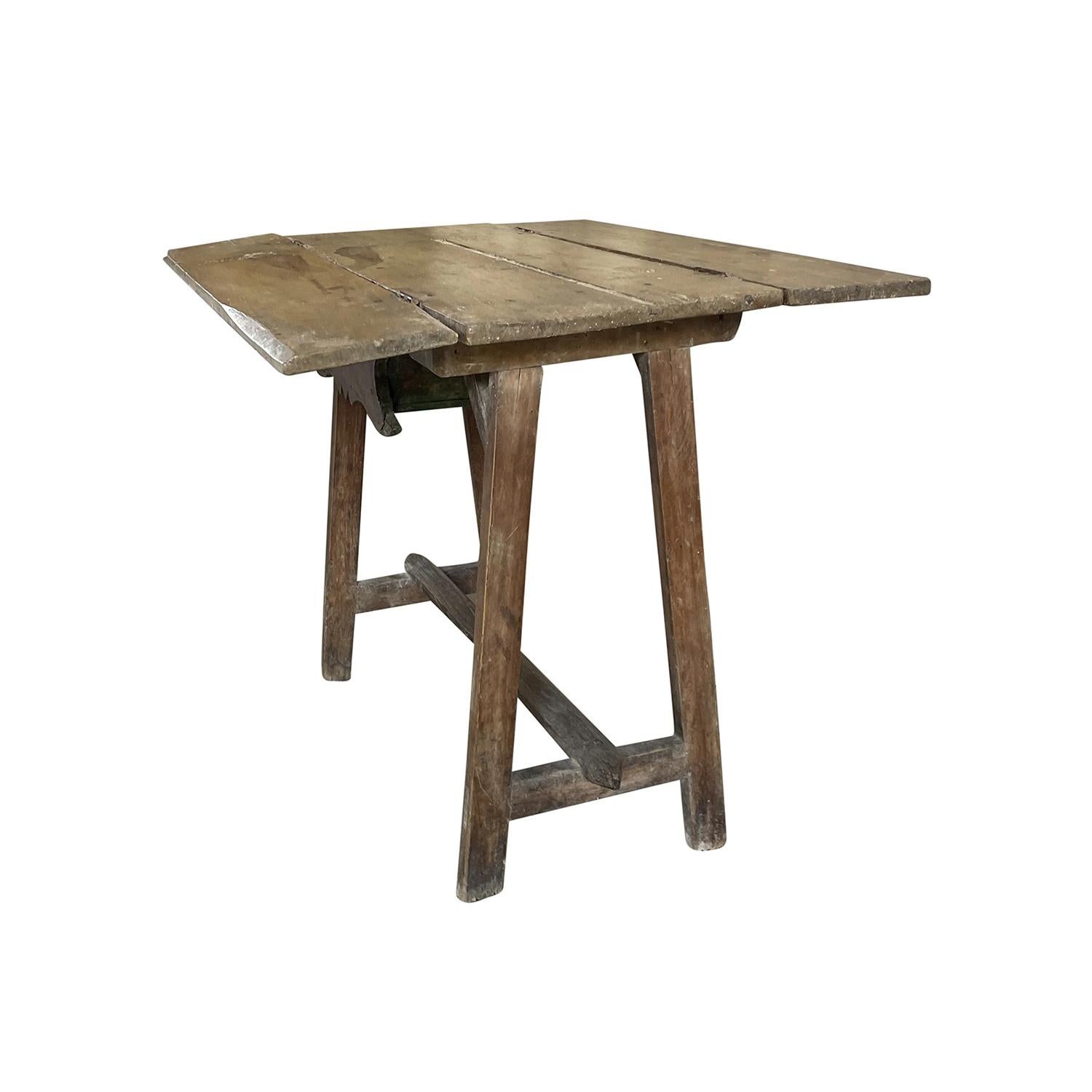 Baroque 18th Century Italian Small Foldable Walnut Side Table - Antique Tuscan Table For Sale