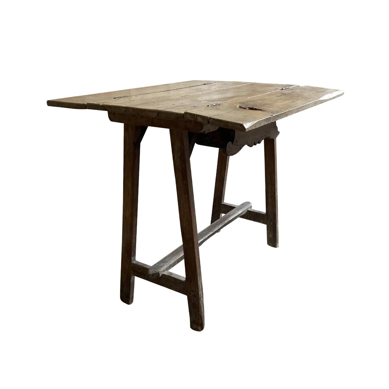 Hand-Carved 18th Century Italian Small Foldable Walnut Side Table - Antique Tuscan Table For Sale