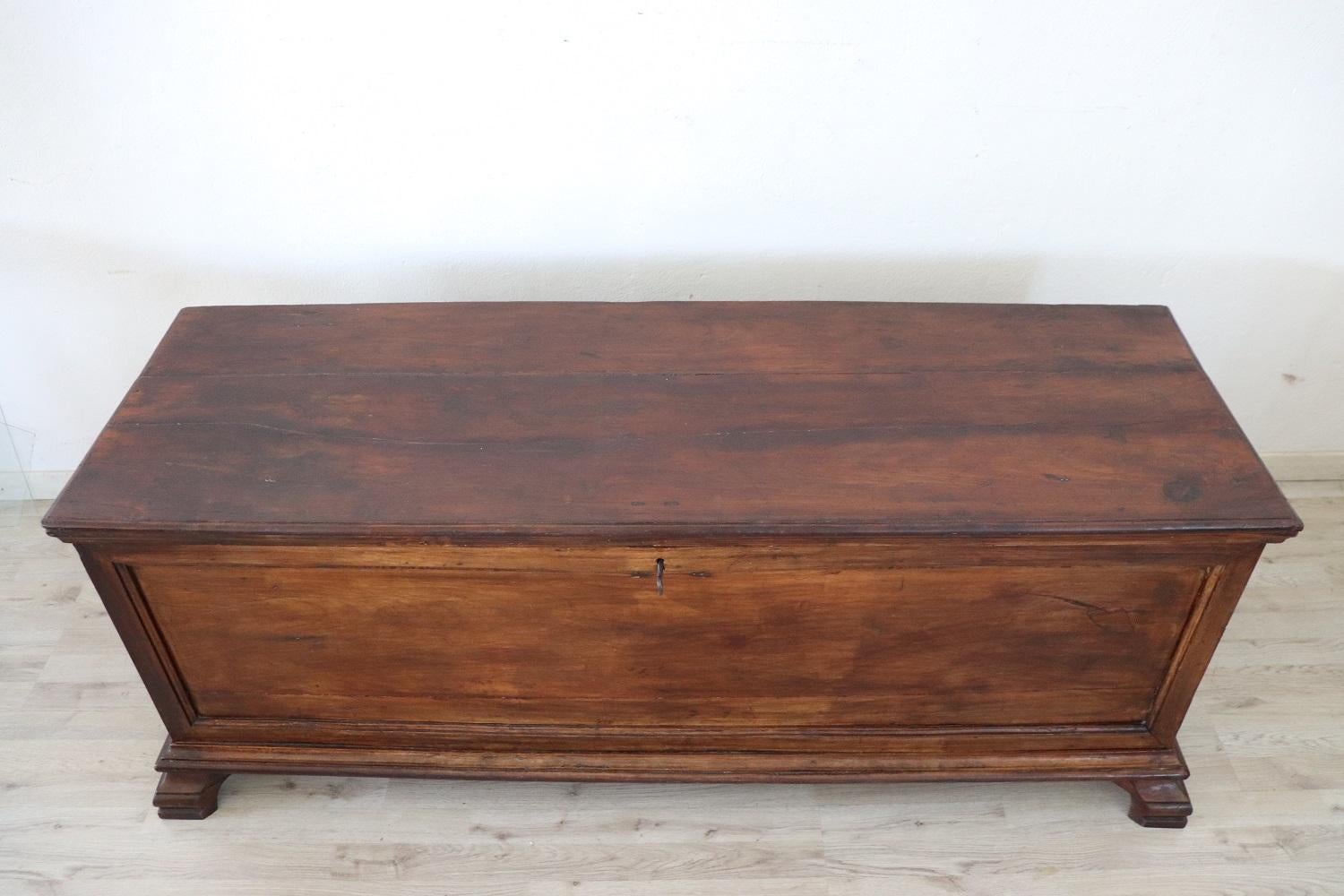Beautiful antique blanket chest in solid cherry wood, 1750s. The antique blanket chest also completely original and has great charm. In antique perfect conditions. Restored ready to be placed in your beautiful home.
    
