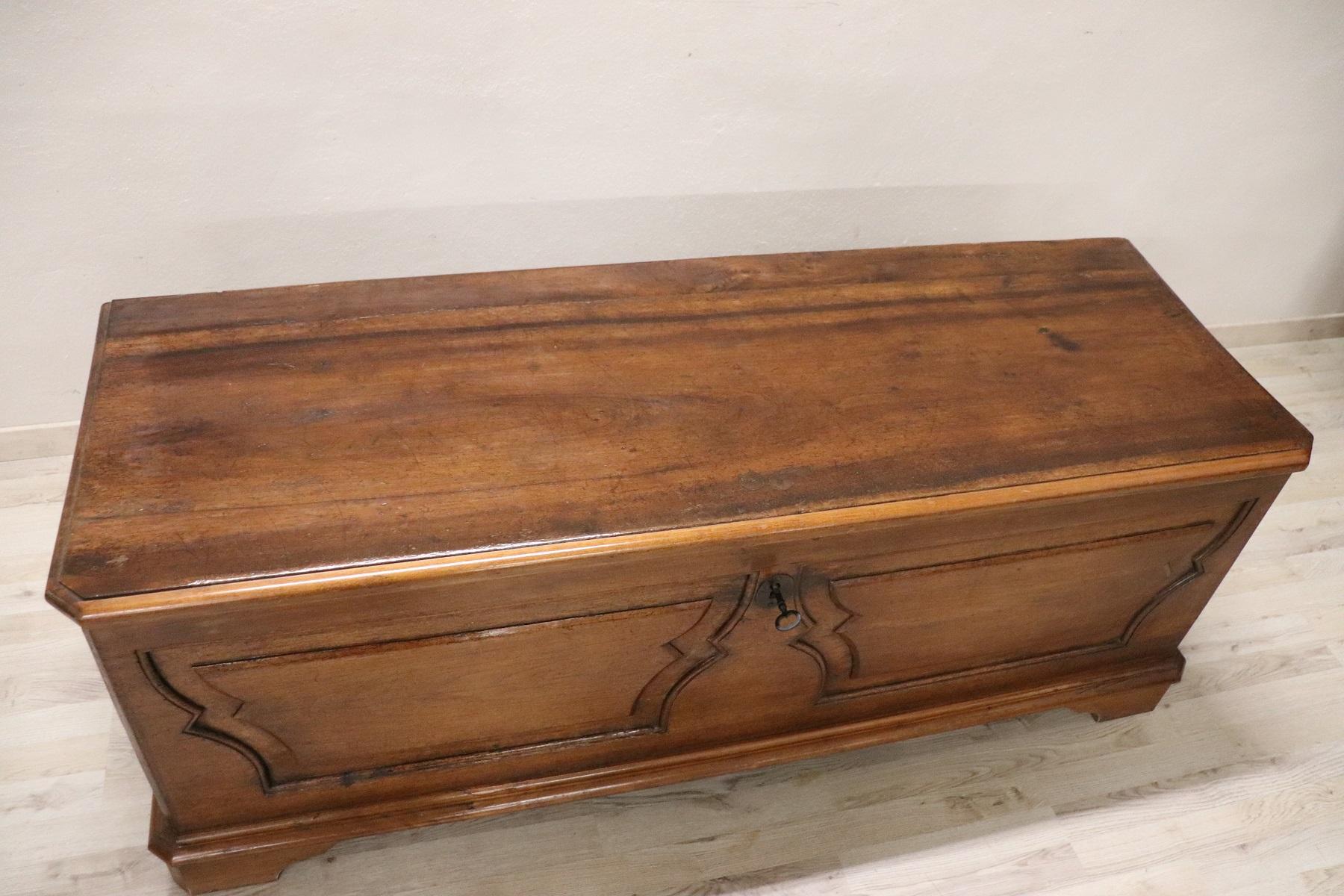 Beautiful blanket chest in solid walnut. The antique blanket chest also completely original and has great charm. Perfect conditions.
 