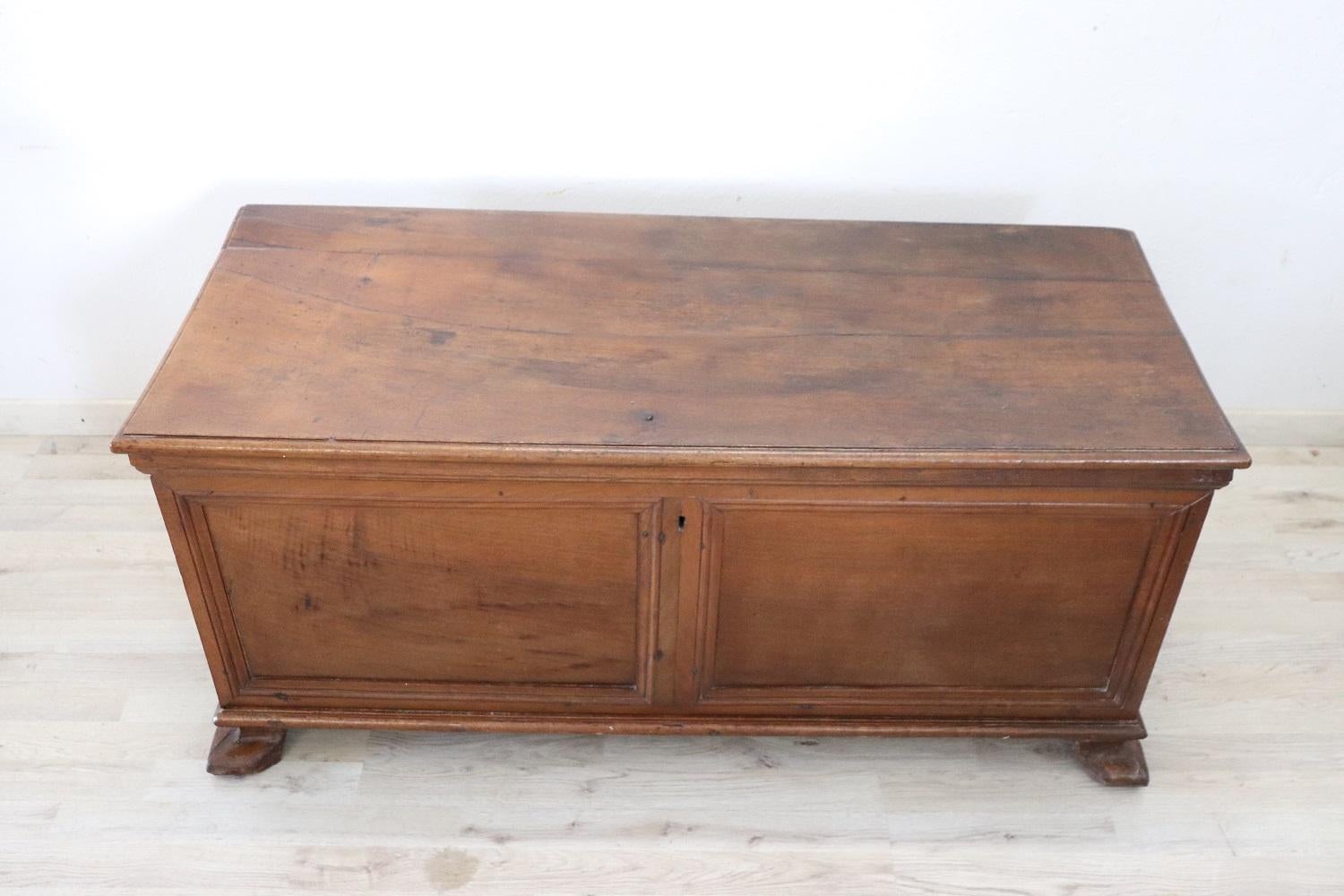 Beautiful antique blanket chest in solid walnut wood, 1750s. The antique blanket chest also completely original and has great charm. In antique perfect conditions. Restored ready to be placed in your beautiful home.
    
